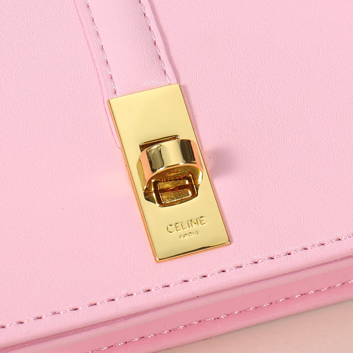 💰140, Celine’s latest chain card holder, TRIOMPHE flip chain card holder, can be worn cross-body, classic cowhide with plain microfiber interior, rotating lock closure, 1 thickened main compartment, 2 inner card slots. No.: 10M472 Size: 10.5x8.5x3 cm