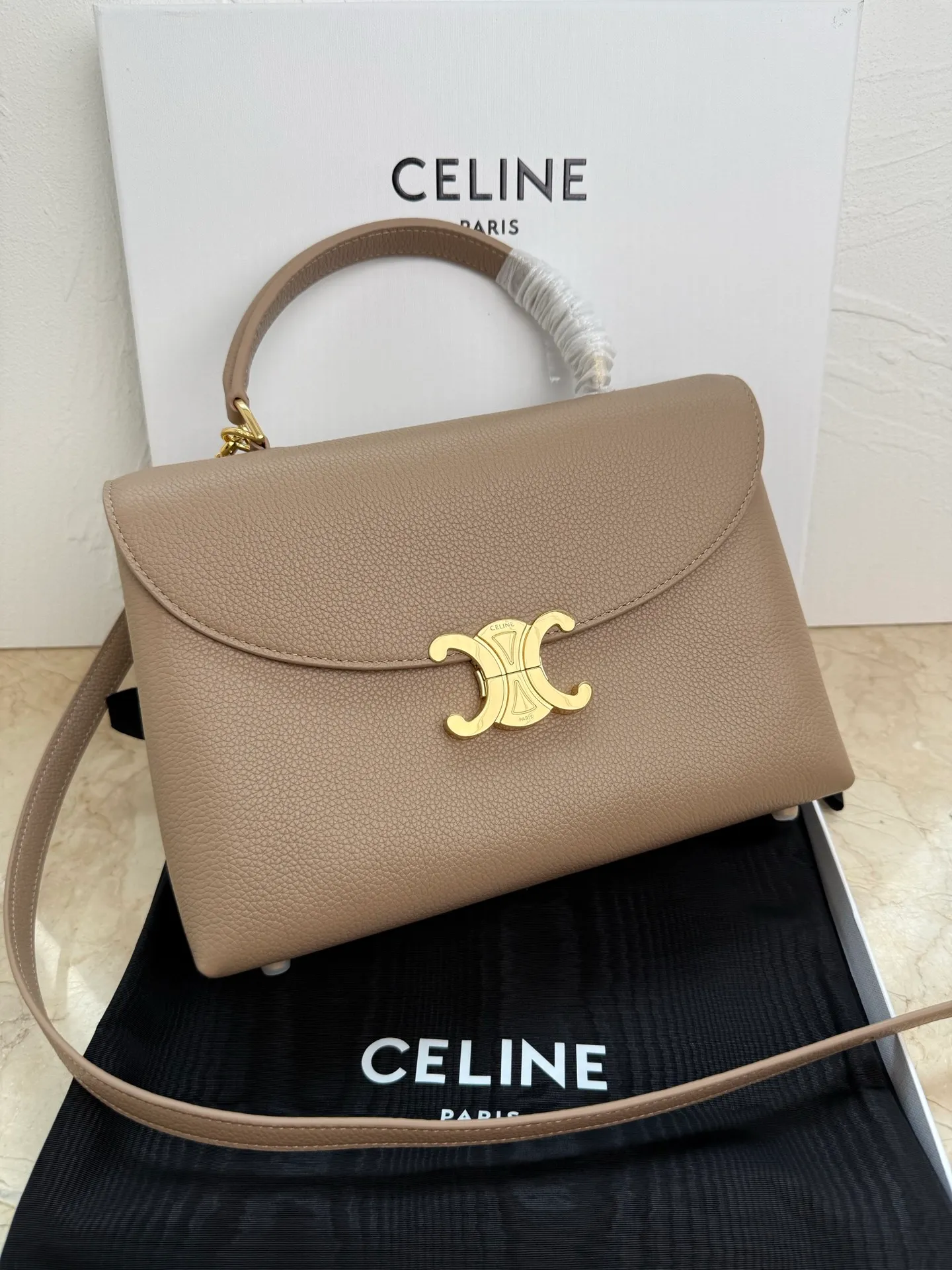 p1760 New products are online 🅰️🅰️CE Arc de Triomphe kelly handbag 👜 The new Arc de Triomphe storage bag is full of high-end feeling! The simple and exquisite silhouette presents a capable style and pure aesthetics. Whether it is calm black, low-key brown or soft pink, it exudes an unparalleled sense of luxury❤️ The lines of kelly's classic shape are simple and elegant, without unnecessary decoration, showing the aesthetic charm🫶🏻 Style number: 188836 Color: black Size: 25.5x18.5x10
