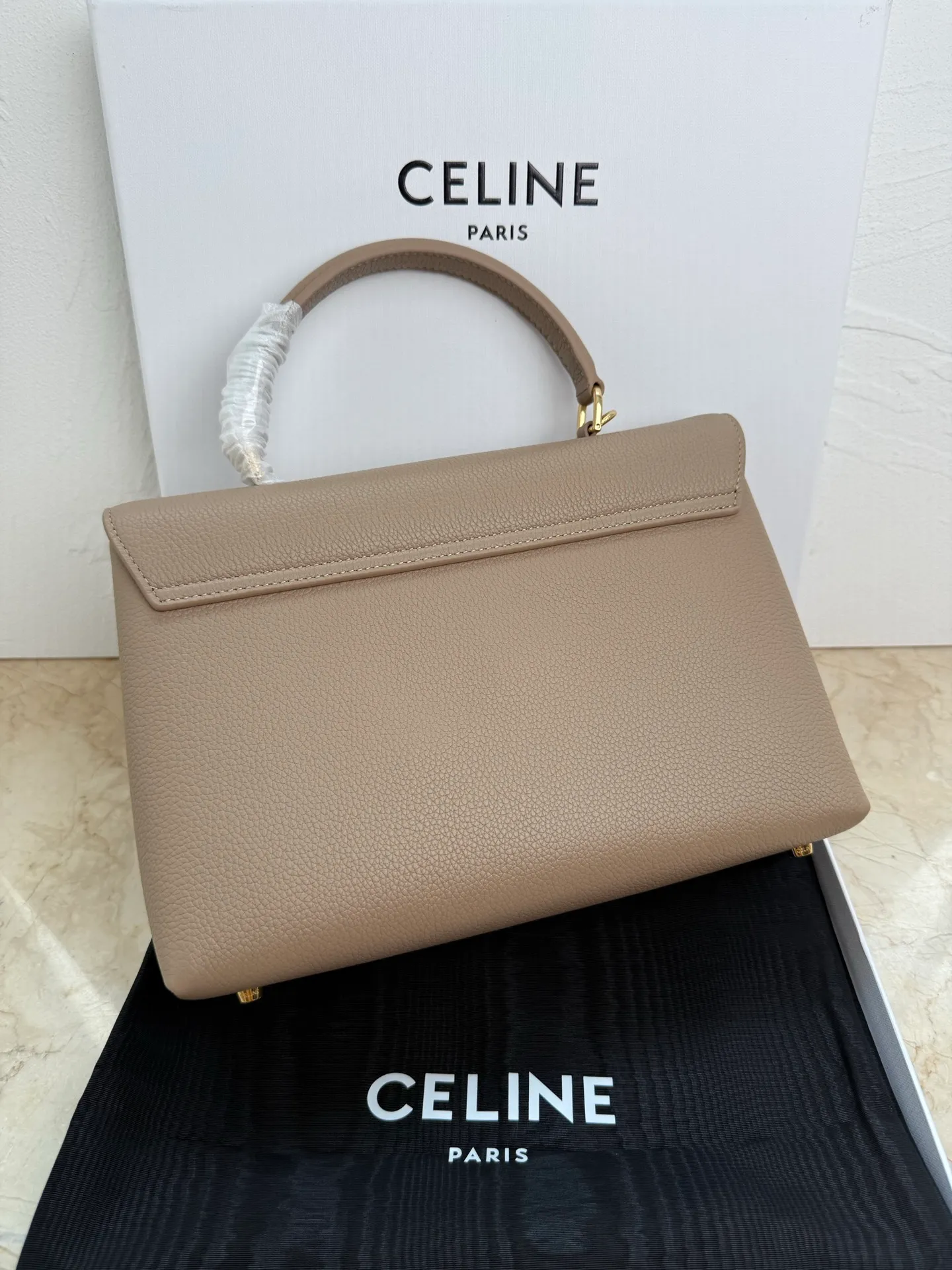 p1760 New products are online 🅰️🅰️CE Arc de Triomphe kelly handbag 👜 The new Arc de Triomphe storage bag is full of high-end feeling! The simple and exquisite silhouette presents a capable style and pure aesthetics. Whether it is calm black, low-key brown or soft pink, it exudes an unparalleled sense of luxury❤️ The lines of kelly's classic shape are simple and elegant, without unnecessary decoration, showing the aesthetic charm🫶🏻 Style number: 188836 Color: black Size: 25.5x18.5x10