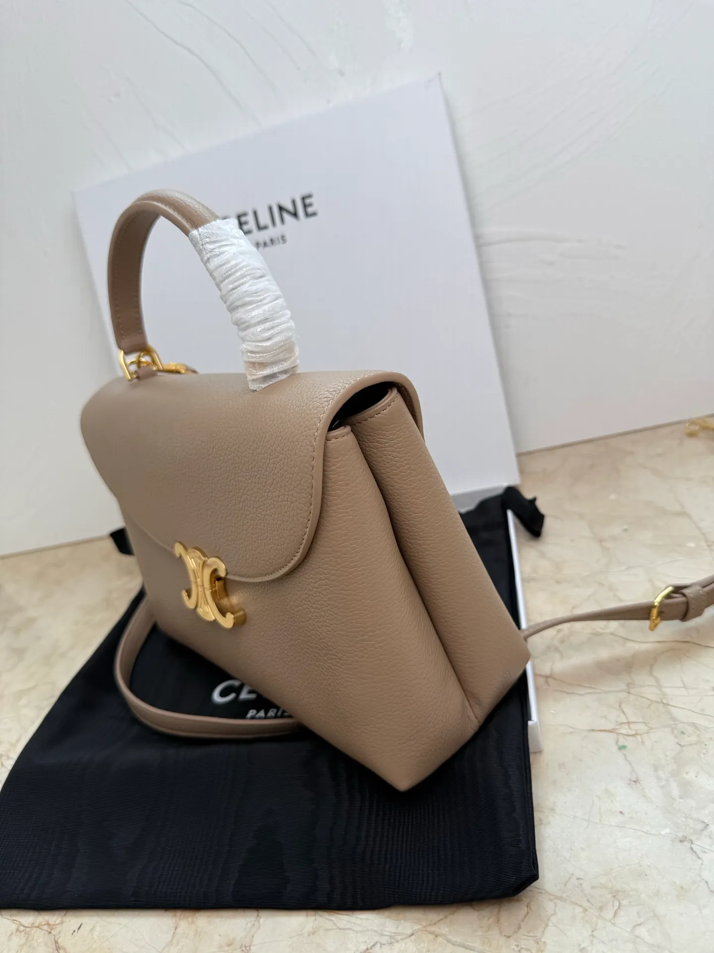 p1760 New products are online 🅰️🅰️CE Arc de Triomphe kelly handbag 👜 The new Arc de Triomphe storage bag is full of high-end feeling! The simple and exquisite silhouette presents a capable style and pure aesthetics. Whether it is calm black, low-key brown or soft pink, it exudes an unparalleled sense of luxury❤️ The lines of kelly's classic shape are simple and elegant, without unnecessary decoration, showing the aesthetic charm🫶🏻 Style number: 188836 Color: black Size: 25.5x18.5x10