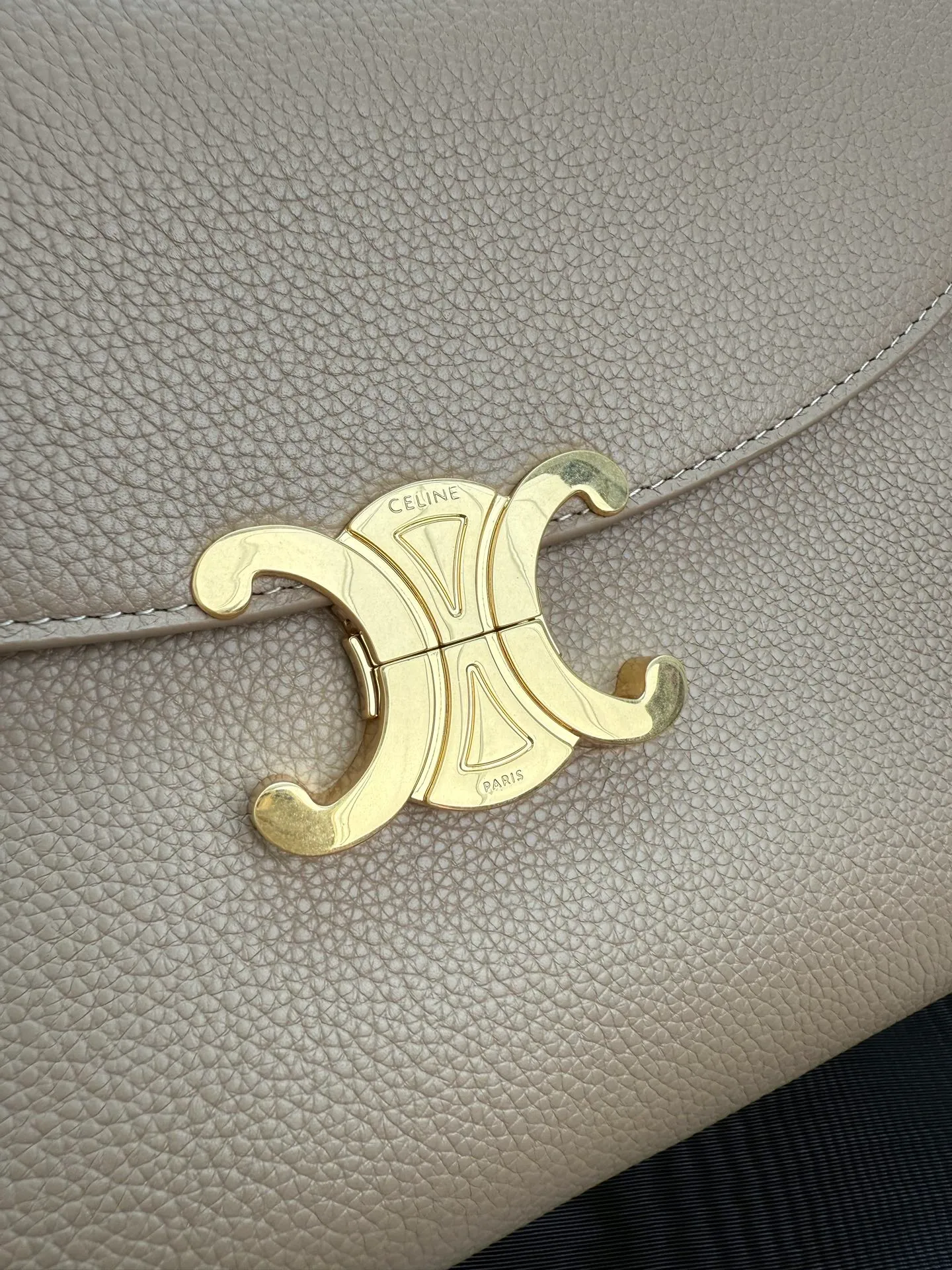 p1760 New products are online 🅰️🅰️CE Arc de Triomphe kelly handbag 👜 The new Arc de Triomphe storage bag is full of high-end feeling! The simple and exquisite silhouette presents a capable style and pure aesthetics. Whether it is calm black, low-key brown or soft pink, it exudes an unparalleled sense of luxury❤️ The lines of kelly's classic shape are simple and elegant, without unnecessary decoration, showing the aesthetic charm🫶🏻 Style number: 188836 Color: black Size: 25.5x18.5x10