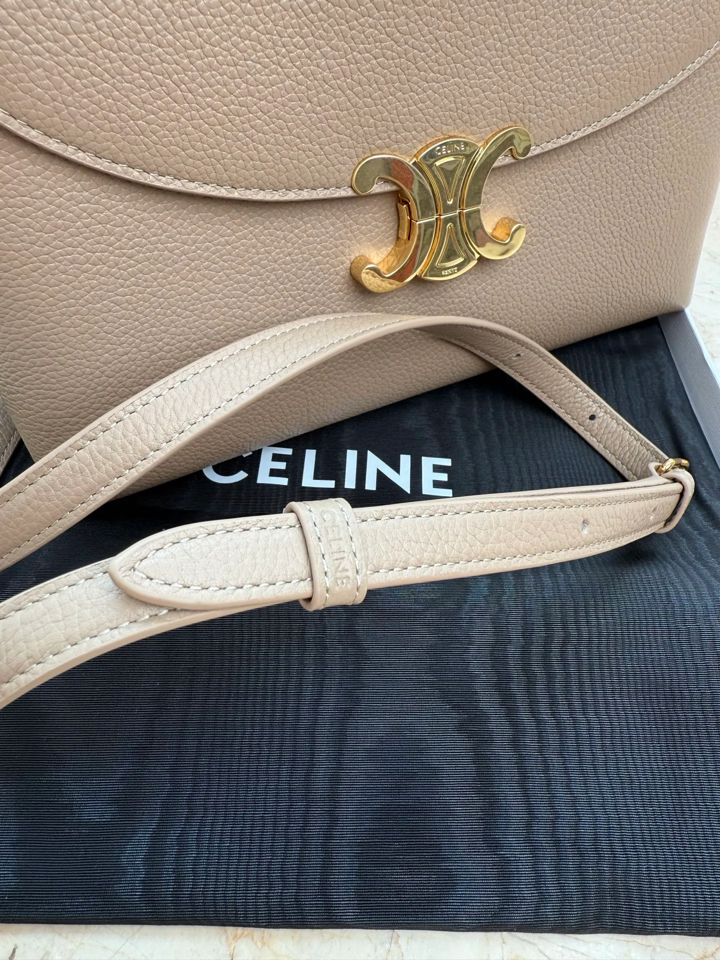 p1760 New products are online 🅰️🅰️CE Arc de Triomphe kelly handbag 👜 The new Arc de Triomphe storage bag is full of high-end feeling! The simple and exquisite silhouette presents a capable style and pure aesthetics. Whether it is calm black, low-key brown or soft pink, it exudes an unparalleled sense of luxury❤️ The lines of kelly's classic shape are simple and elegant, without unnecessary decoration, showing the aesthetic charm🫶🏻 Style number: 188836 Color: black Size: 25.5x18.5x10