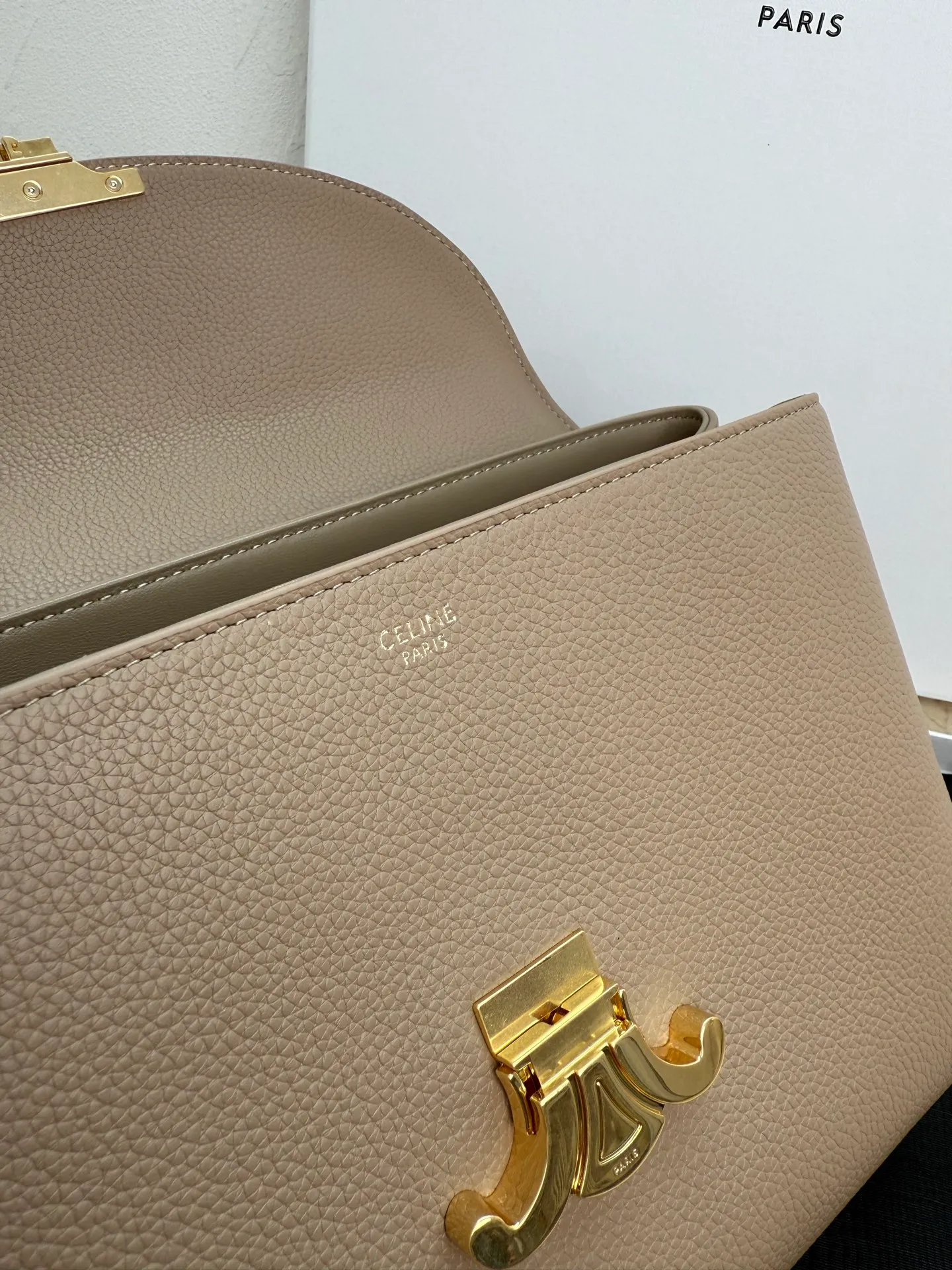 p1760 New products are online 🅰️🅰️CE Arc de Triomphe kelly handbag 👜 The new Arc de Triomphe storage bag is full of high-end feeling! The simple and exquisite silhouette presents a capable style and pure aesthetics. Whether it is calm black, low-key brown or soft pink, it exudes an unparalleled sense of luxury❤️ The lines of kelly's classic shape are simple and elegant, without unnecessary decoration, showing the aesthetic charm🫶🏻 Style number: 188836 Color: black Size: 25.5x18.5x10