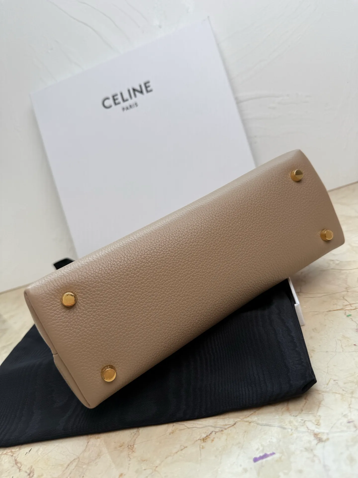 p1760 New products are online 🅰️🅰️CE Arc de Triomphe kelly handbag 👜 The new Arc de Triomphe storage bag is full of high-end feeling! The simple and exquisite silhouette presents a capable style and pure aesthetics. Whether it is calm black, low-key brown or soft pink, it exudes an unparalleled sense of luxury❤️ The lines of kelly's classic shape are simple and elegant, without unnecessary decoration, showing the aesthetic charm🫶🏻 Style number: 188836 Color: black Size: 25.5x18.5x10