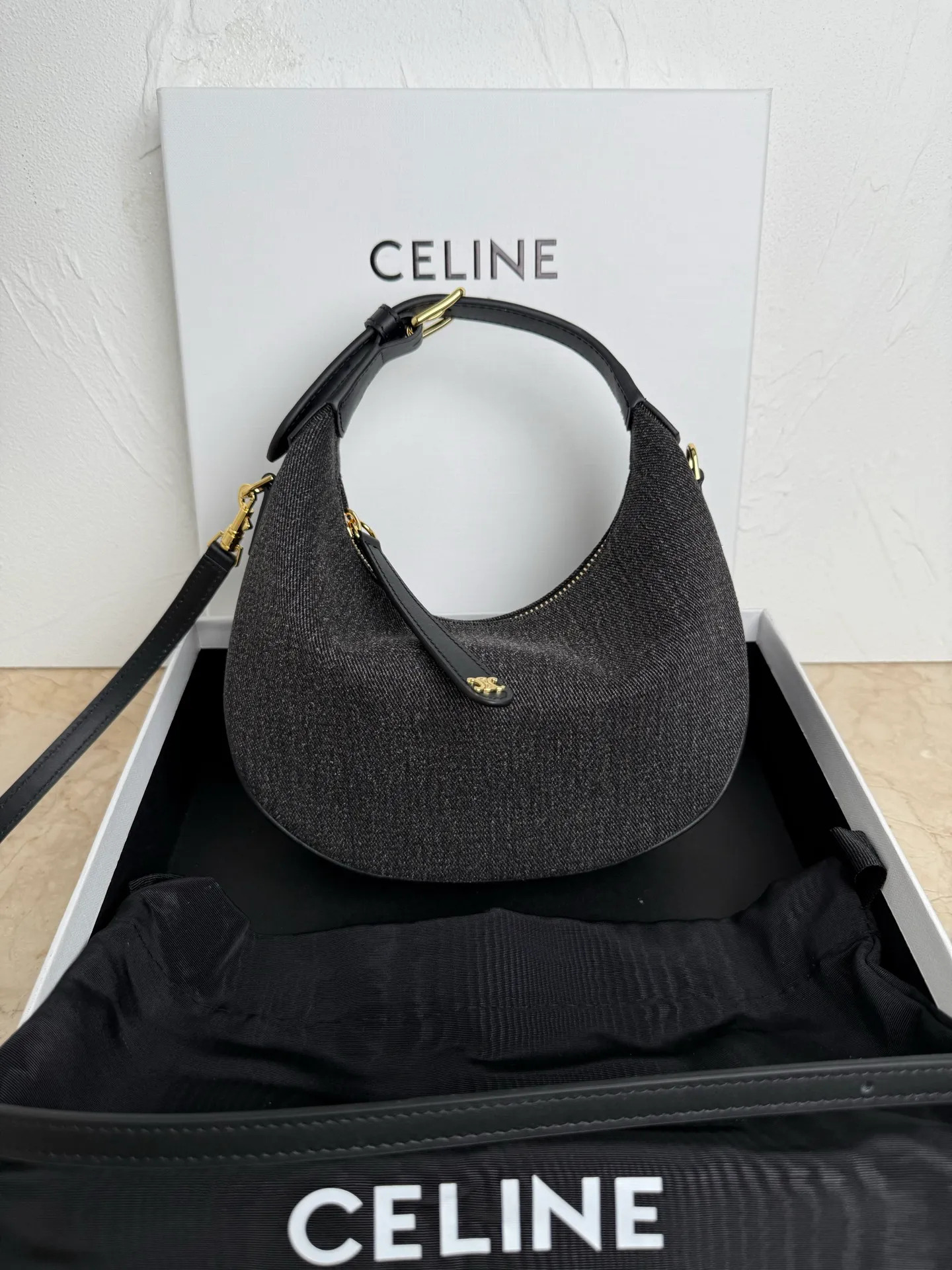 p1300 New product online 🅰️🅰️ CE new LuLu bag This time CE’s new LuLu bag is really stunning. I was struck by this crescent bag at first glance. It has a sense of high-end. The body of the bag is made of soft calfskin and feels like rua clouds. The hardware is all old and retro style. When paired with it, the temperament takes off. The most amazing thing is this bag shape! It can be salty, sweet, commuting, dating, cross-body, or one-shoulder. They are all very beautiful, and the capacity is completely sufficient for daily use. Paired with a coat, it looks like a lady, and paired with a sweater, it is very casual and casual. It is really versatile! ♻️ Style number: 119599 Color: black cloth Size: 22x15x5cm