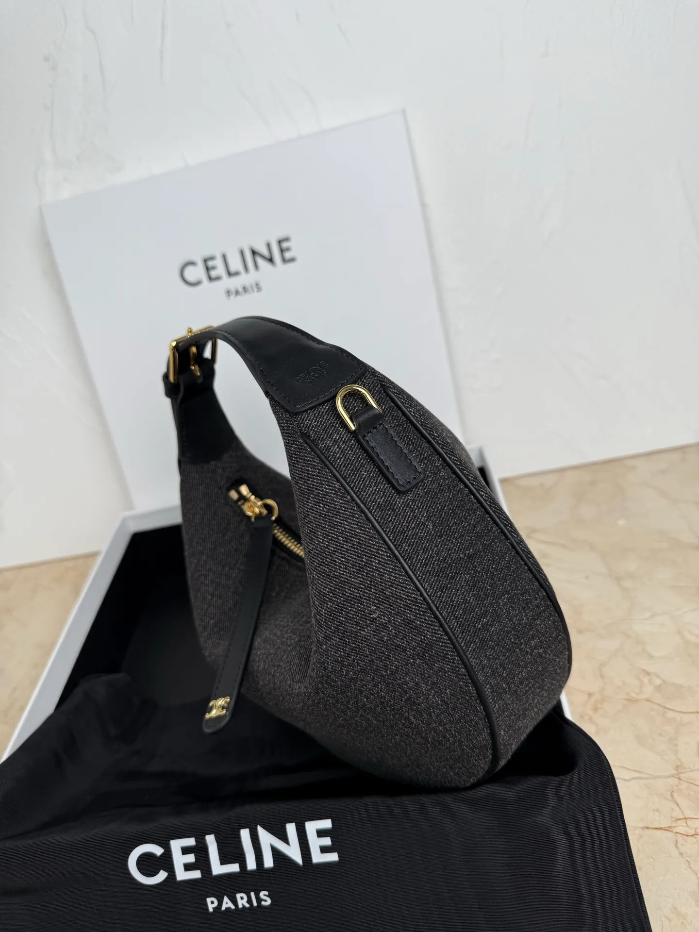 p1300 New product online 🅰️🅰️ CE new LuLu bag This time CE’s new LuLu bag is really stunning. I was struck by this crescent bag at first glance. It has a sense of high-end. The body of the bag is made of soft calfskin and feels like rua clouds. The hardware is all old and retro style. When paired with it, the temperament takes off. The most amazing thing is this bag shape! It can be salty, sweet, commuting, dating, cross-body, or one-shoulder. They are all very beautiful, and the capacity is completely sufficient for daily use. Paired with a coat, it looks like a lady, and paired with a sweater, it is very casual and casual. It is really versatile! ♻️ Style number: 119599 Color: black cloth Size: 22x15x5cm