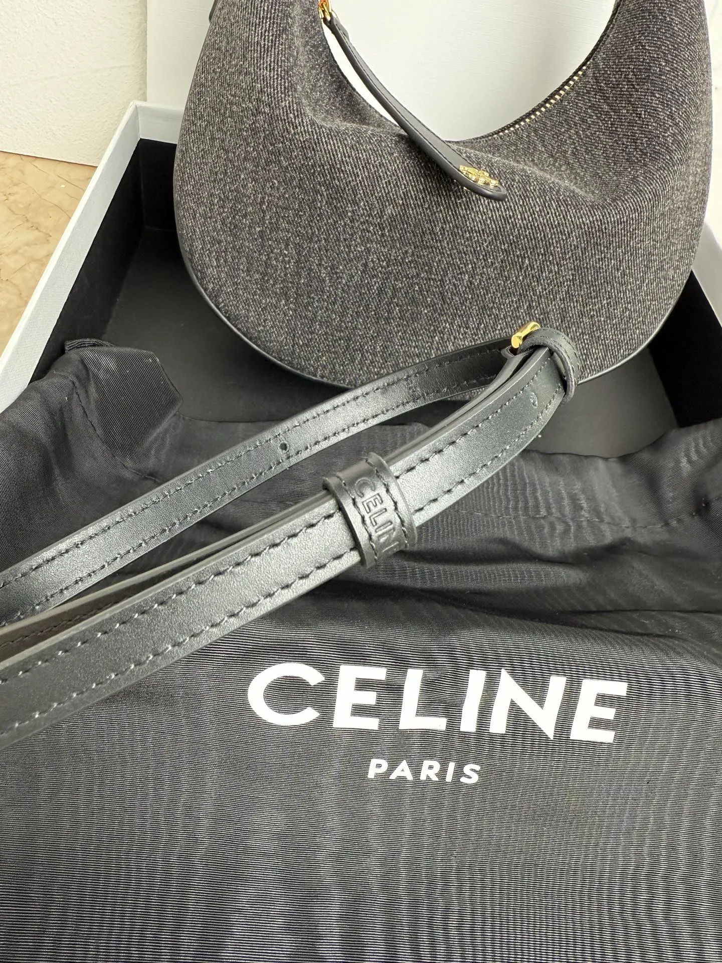 p1300 New product online 🅰️🅰️ CE new LuLu bag This time CE’s new LuLu bag is really stunning. I was struck by this crescent bag at first glance. It has a sense of high-end. The body of the bag is made of soft calfskin and feels like rua clouds. The hardware is all old and retro style. When paired with it, the temperament takes off. The most amazing thing is this bag shape! It can be salty, sweet, commuting, dating, cross-body, or one-shoulder. They are all very beautiful, and the capacity is completely sufficient for daily use. Paired with a coat, it looks like a lady, and paired with a sweater, it is very casual and casual. It is really versatile! ♻️ Style number: 119599 Color: black cloth Size: 22x15x5cm