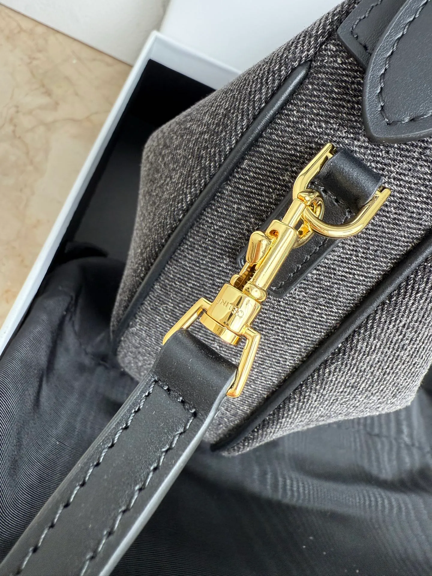 p1300 New product online 🅰️🅰️ CE new LuLu bag This time CE’s new LuLu bag is really stunning. I was struck by this crescent bag at first glance. It has a sense of high-end. The body of the bag is made of soft calfskin and feels like rua clouds. The hardware is all old and retro style. When paired with it, the temperament takes off. The most amazing thing is this bag shape! It can be salty, sweet, commuting, dating, cross-body, or one-shoulder. They are all very beautiful, and the capacity is completely sufficient for daily use. Paired with a coat, it looks like a lady, and paired with a sweater, it is very casual and casual. It is really versatile! ♻️ Style number: 119599 Color: black cloth Size: 22x15x5cm