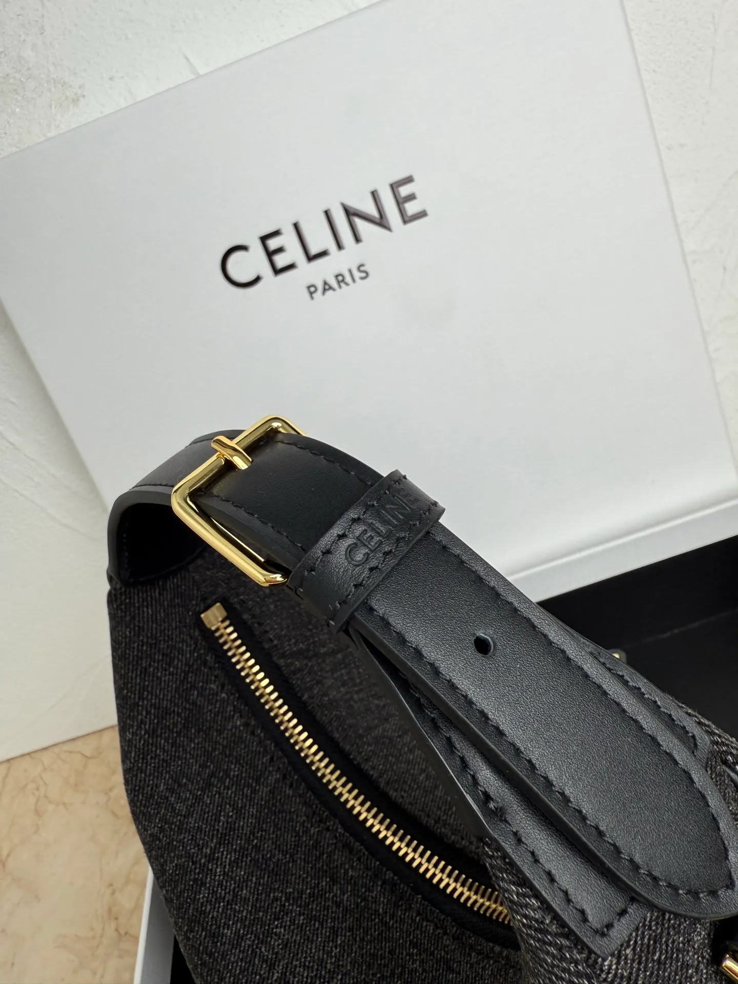 p1300 New product online 🅰️🅰️ CE new LuLu bag This time CE’s new LuLu bag is really stunning. I was struck by this crescent bag at first glance. It has a sense of high-end. The body of the bag is made of soft calfskin and feels like rua clouds. The hardware is all old and retro style. When paired with it, the temperament takes off. The most amazing thing is this bag shape! It can be salty, sweet, commuting, dating, cross-body, or one-shoulder. They are all very beautiful, and the capacity is completely sufficient for daily use. Paired with a coat, it looks like a lady, and paired with a sweater, it is very casual and casual. It is really versatile! ♻️ Style number: 119599 Color: black cloth Size: 22x15x5cm