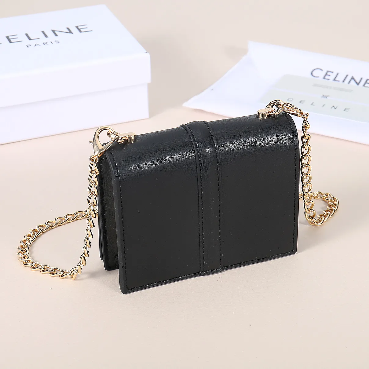 💰170, Celine's latest chain card holder, TRIOMPHE flip chain card holder, can be worn cross-body, classic cowhide with plain microfiber interior, rotating lock closure, 1 thickened main compartment, 2 inner card slots. No.: 10M472 Size: 10.5x8.5x3 cm