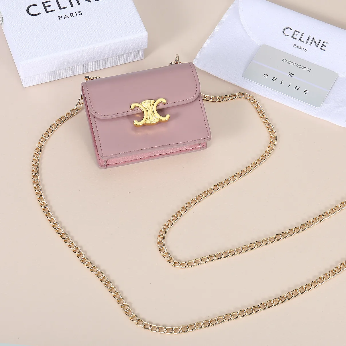 💰140, Celine's new chain TRIOMPHE business card bag, which can be worn cross-body, has a large cowhide surface with plain microfiber, gold-finished TRIOMPHE metal snap closure, 1 thickened main compartment, and 3 inner card slots. No.: 10N062 Size: 10.5x8.5x3 cm