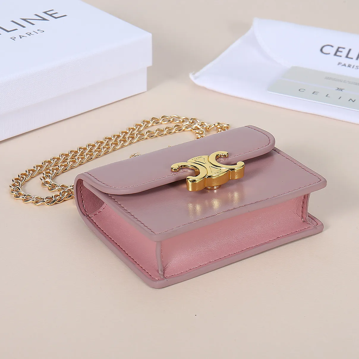 💰140, Celine's new chain TRIOMPHE business card bag, which can be worn cross-body, has a large cowhide surface with plain microfiber, gold-finished TRIOMPHE metal snap closure, 1 thickened main compartment, and 3 inner card slots. No.: 10N062 Size: 10.5x8.5x3 cm