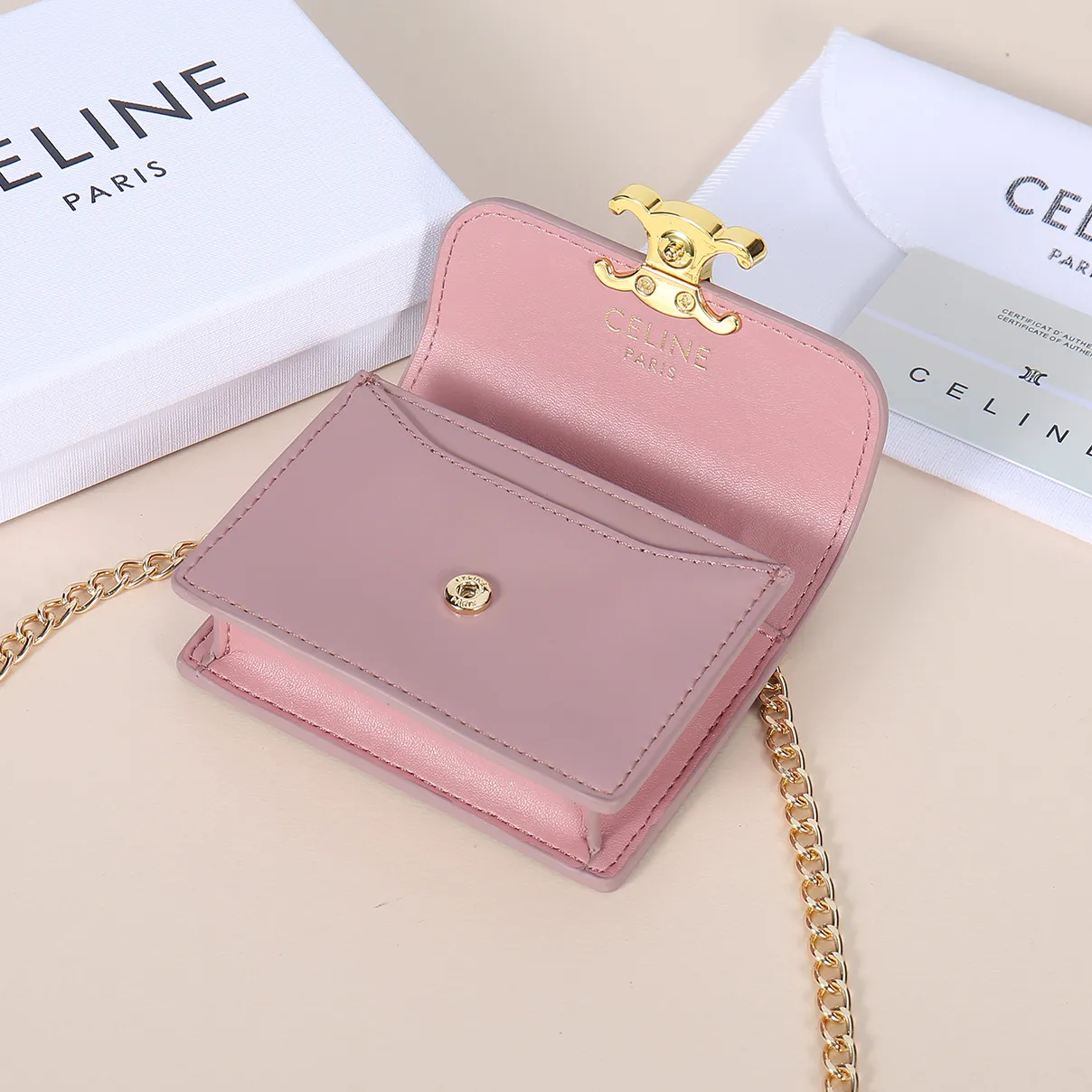 💰140, Celine's new chain TRIOMPHE business card bag, which can be worn cross-body, has a large cowhide surface with plain microfiber, gold-finished TRIOMPHE metal snap closure, 1 thickened main compartment, and 3 inner card slots. No.: 10N062 Size: 10.5x8.5x3 cm