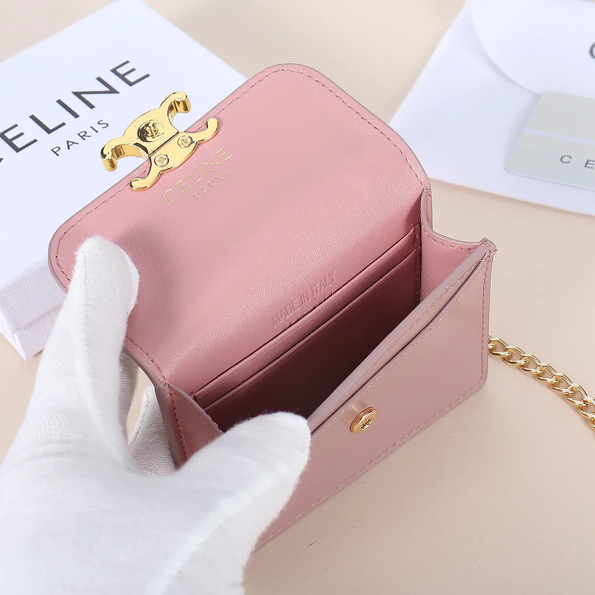 💰140, Celine's new chain TRIOMPHE business card bag, which can be worn cross-body, has a large cowhide surface with plain microfiber, gold-finished TRIOMPHE metal snap closure, 1 thickened main compartment, and 3 inner card slots. No.: 10N062 Size: 10.5x8.5x3 cm