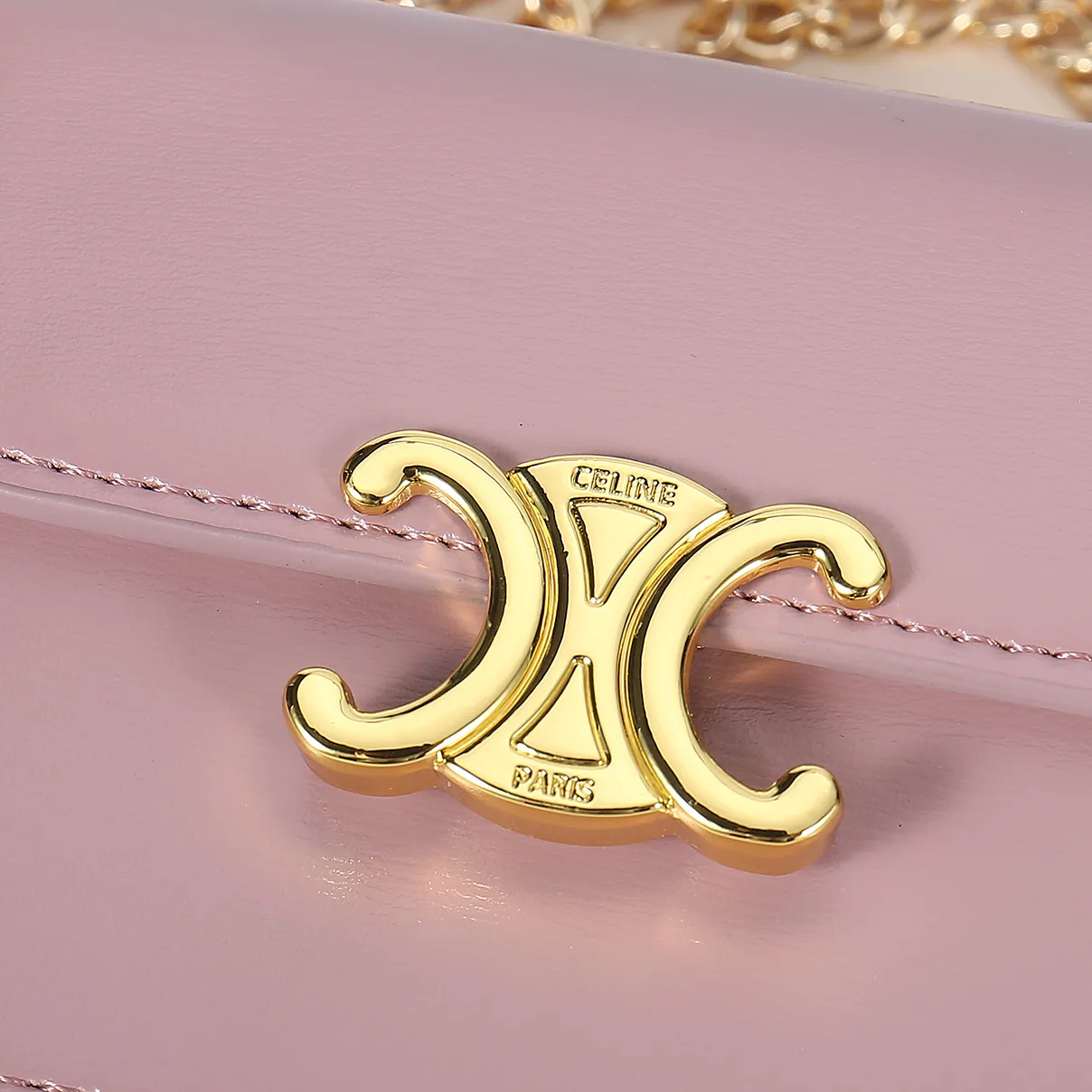 💰140, Celine's new chain TRIOMPHE business card bag, which can be worn cross-body, has a large cowhide surface with plain microfiber, gold-finished TRIOMPHE metal snap closure, 1 thickened main compartment, and 3 inner card slots. No.: 10N062 Size: 10.5x8.5x3 cm