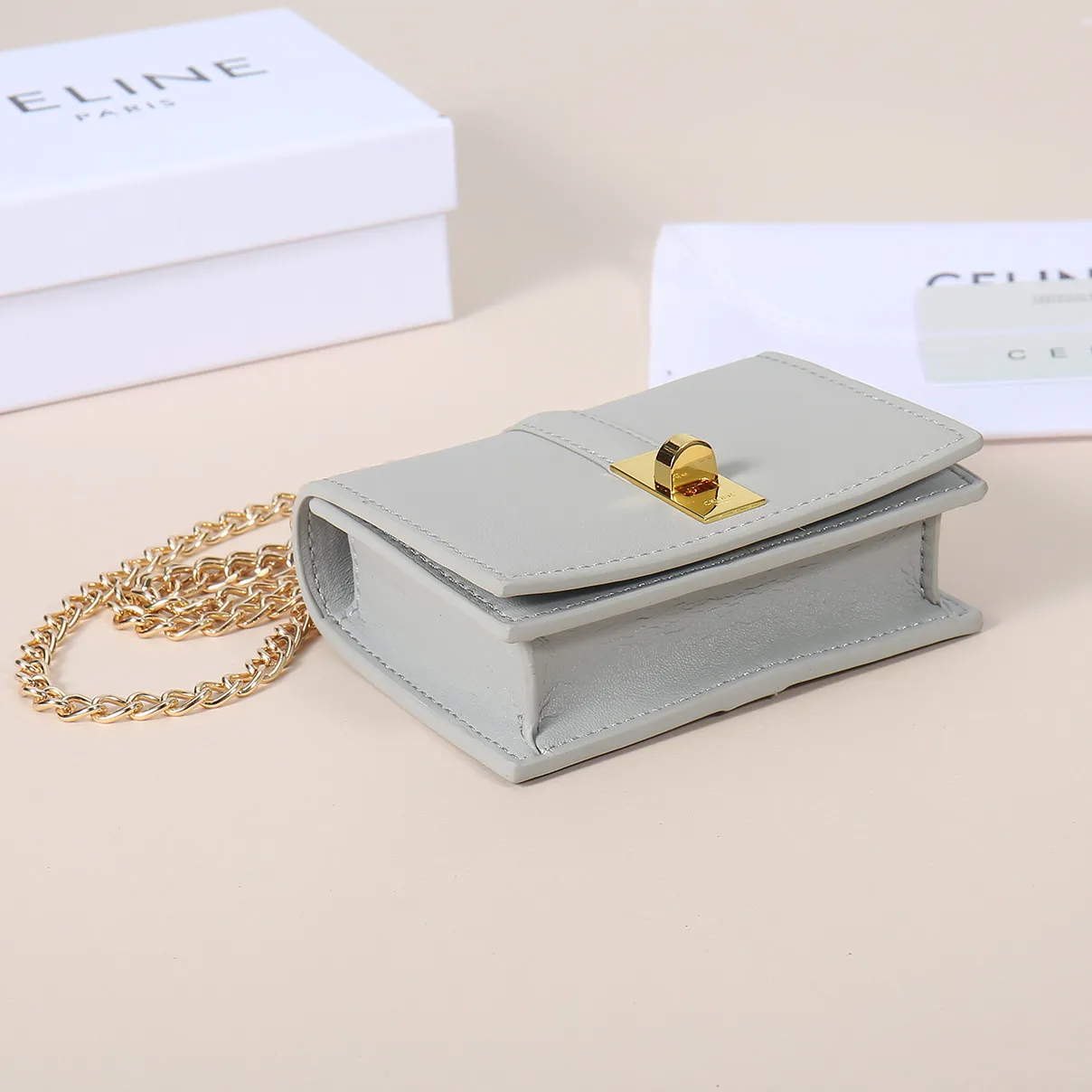 💰140, Celine’s latest chain card holder, TRIOMPHE flip chain card holder, can be worn cross-body, classic cowhide with plain microfiber interior, rotating lock closure, 1 thickened main compartment, 2 inner card slots. No.: 10M472 Size: 10.5x8.5x3 cm