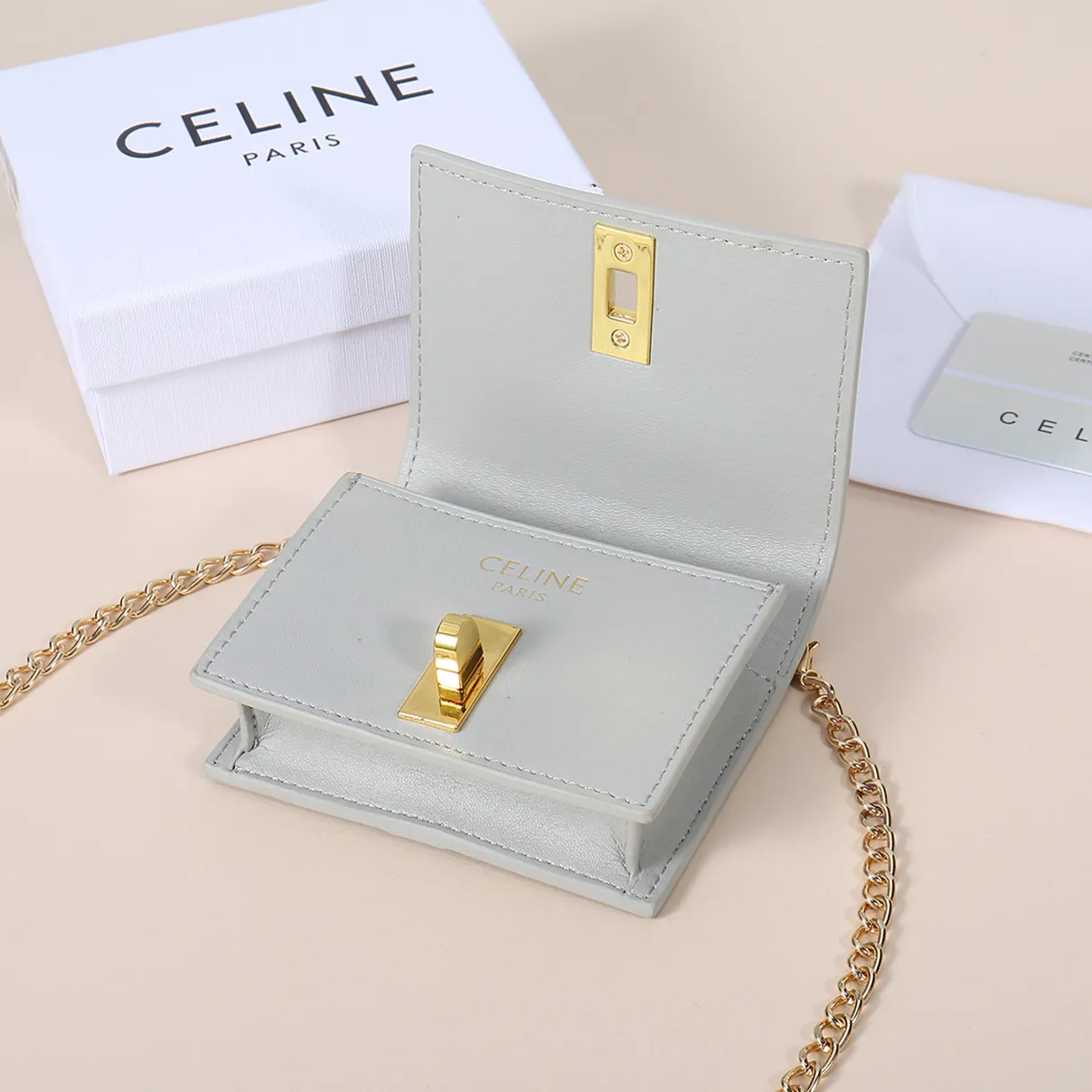 💰140, Celine’s latest chain card holder, TRIOMPHE flip chain card holder, can be worn cross-body, classic cowhide with plain microfiber interior, rotating lock closure, 1 thickened main compartment, 2 inner card slots. No.: 10M472 Size: 10.5x8.5x3 cm