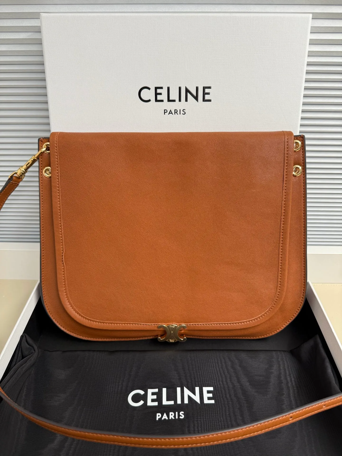 p1900 CELINE Besace Relaxed large bag🖤 Soft Triomphe Besace ~ A large bag that can be relaxed at any time. It is still cool in black [kiss an R] Fashionable black gold refreshes the perception of the weight of large bags☁️ Shiny lambskin The material is light and this piece is very stable [see R] ▪️Size (35x25x13cm)🖤 Model: 123632