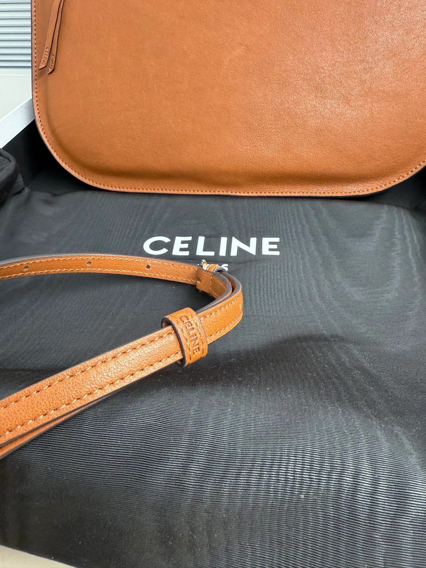 p1900 CELINE Besace Relaxed large bag🖤 Soft Triomphe Besace ~ A large bag that can be relaxed at any time. It is still cool in black [kiss an R] Fashionable black gold refreshes the perception of the weight of large bags☁️ Shiny lambskin The material is light and this piece is very stable [see R] ▪️Size (35x25x13cm)🖤 Model: 123632