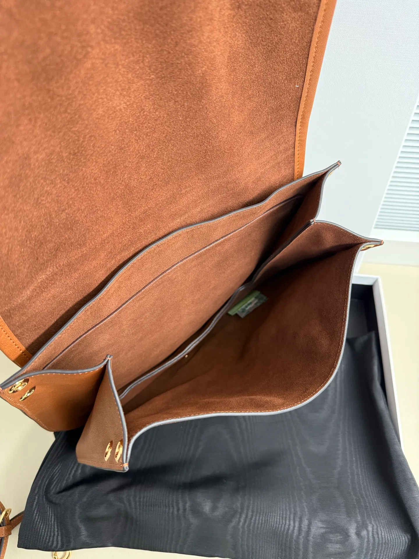 p1900 CELINE Besace Relaxed large bag🖤 Soft Triomphe Besace ~ A large bag that can be relaxed at any time. It is still cool in black [kiss an R] Fashionable black gold refreshes the perception of the weight of large bags☁️ Shiny lambskin The material is light and this piece is very stable [see R] ▪️Size (35x25x13cm)🖤 Model: 123632
