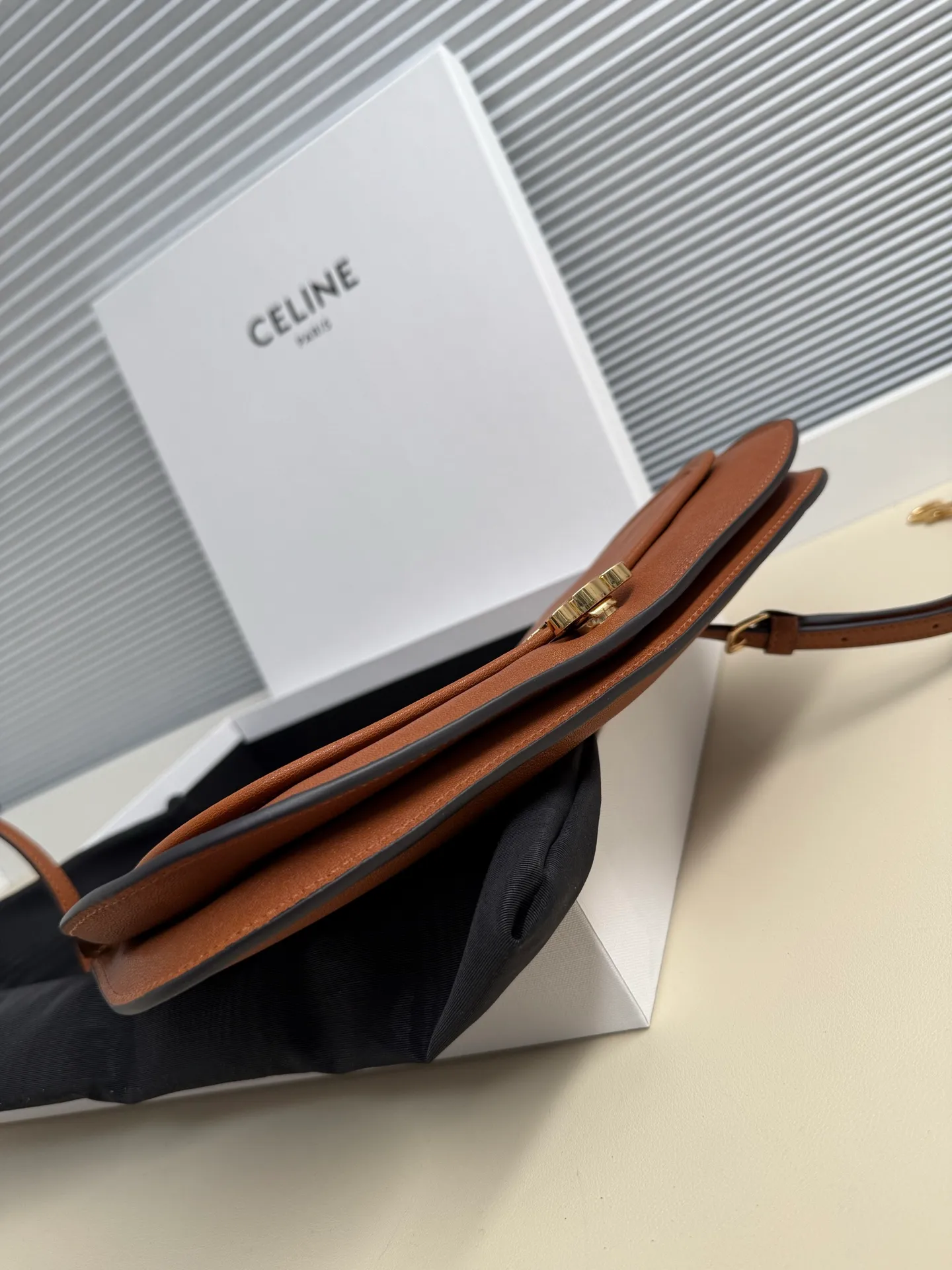 p1900 CELINE Besace Relaxed large bag🖤 Soft Triomphe Besace ~ A large bag that can be relaxed at any time. It is still cool in black [kiss an R] Fashionable black gold refreshes the perception of the weight of large bags☁️ Shiny lambskin The material is light and this piece is very stable [see R] ▪️Size (35x25x13cm)🖤 Model: 123632