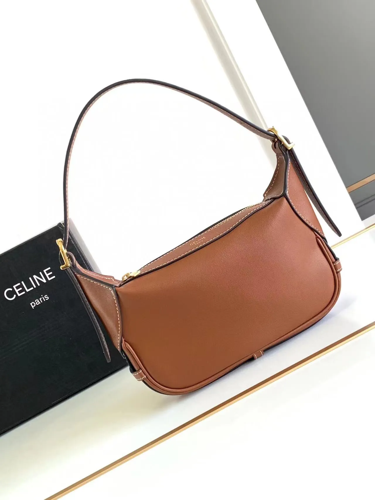 CELINE new model is online💕💕💕 2024ROMY mini soft cow leather handbag💥 This model can hold PLUS and other larger smartphone models. Cow leather💖 Cowhide suede lining gold finish shoulder and hand 1 main zipper compartment Adjustable shoulder strap, minimum length 6 inches (16 cm), maximum length 9 inches (23 cm) Number: 10K123ESN.04LU Size: 19.5-14-5cm