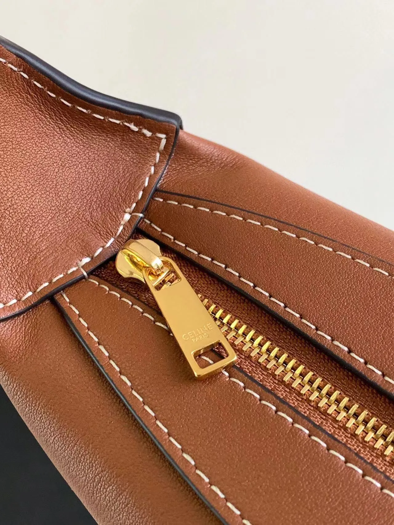 CELINE new model is online💕💕💕 2024ROMY mini soft cow leather handbag💥 This model can hold PLUS and other larger smartphone models. Cow leather💖 Cowhide suede lining gold finish shoulder and hand 1 main zipper compartment Adjustable shoulder strap, minimum length 6 inches (16 cm), maximum length 9 inches (23 cm) Number: 10K123ESN.04LU Size: 19.5-14-5cm
