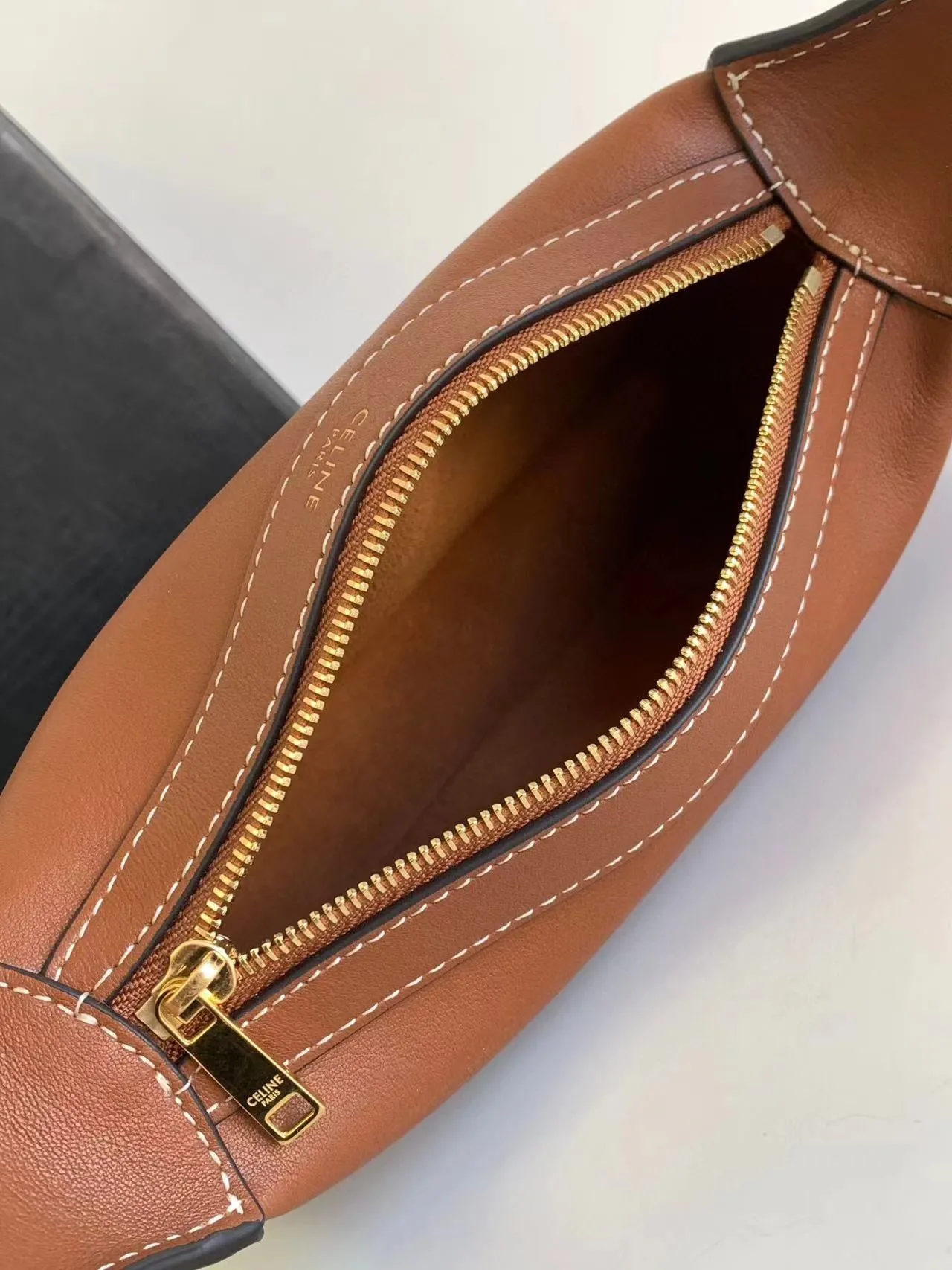 CELINE new model is online💕💕💕 2024ROMY mini soft cow leather handbag💥 This model can hold PLUS and other larger smartphone models. Cow leather💖 Cowhide suede lining gold finish shoulder and hand 1 main zipper compartment Adjustable shoulder strap, minimum length 6 inches (16 cm), maximum length 9 inches (23 cm) Number: 10K123ESN.04LU Size: 19.5-14-5cm