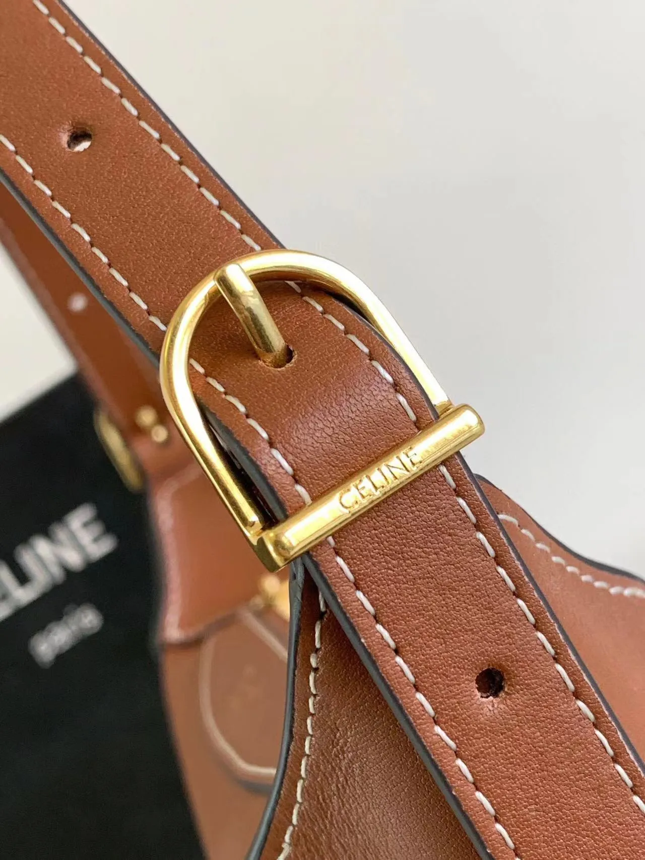 CELINE new model is online💕💕💕 2024ROMY mini soft cow leather handbag💥 This model can hold PLUS and other larger smartphone models. Cow leather💖 Cowhide suede lining gold finish shoulder and hand 1 main zipper compartment Adjustable shoulder strap, minimum length 6 inches (16 cm), maximum length 9 inches (23 cm) Number: 10K123ESN.04LU Size: 19.5-14-5cm