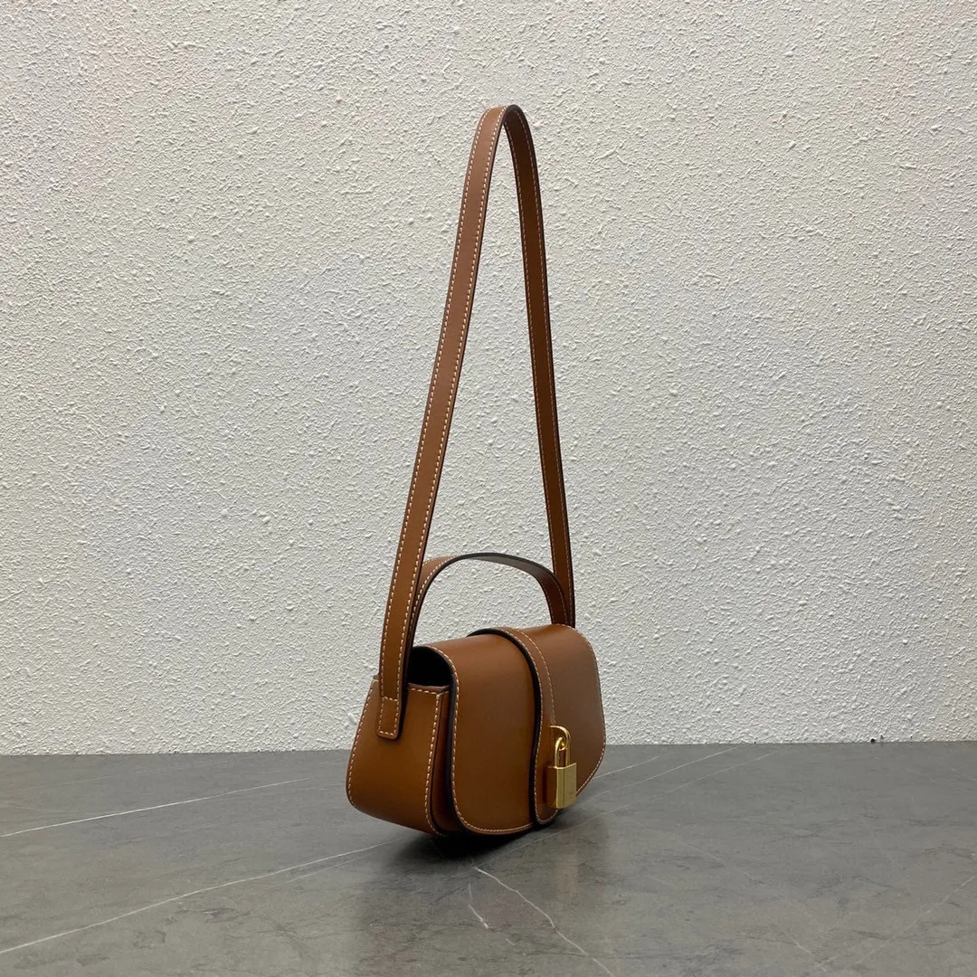 CEL*INE TaBou Clutch 2021 autumn and winter single product, it is easy to carry on the shoulder and shoulder. Don’t underestimate the capacity! Sufficient for daily storage: mobile phone, powder, lipstick, watch, nouveau riche: can hold 3 mobile phones and it’s OK~ Outer cowhide leather lining sheepskin Shoulder or hand carry Flap with decorative lock Snap button closure 1 main compartment 1 inner flat pocket Shoulder strap length (28 cm) Handle length (7.5 cm) No.: 101592 Tan Size: 18 X 8 X 5 cm