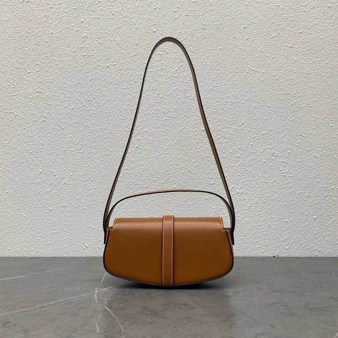 CEL*INE TaBou Clutch 2021 autumn and winter single product, it is easy to carry on the shoulder and shoulder. Don’t underestimate the capacity! Sufficient for daily storage: mobile phone, powder, lipstick, watch, nouveau riche: can hold 3 mobile phones and it’s OK~ Outer cowhide leather lining sheepskin Shoulder or hand carry Flap with decorative lock Snap button closure 1 main compartment 1 inner flat pocket Shoulder strap length (28 cm) Handle length (7.5 cm) No.: 101592 Tan Size: 18 X 8 X 5 cm