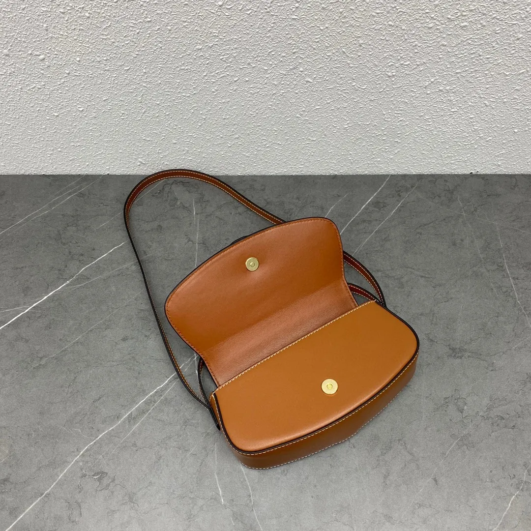 CEL*INE TaBou Clutch 2021 autumn and winter single product, it is easy to carry on the shoulder and shoulder. Don’t underestimate the capacity! Sufficient for daily storage: mobile phone, powder, lipstick, watch, nouveau riche: can hold 3 mobile phones and it’s OK~ Outer cowhide leather lining sheepskin Shoulder or hand carry Flap with decorative lock Snap button closure 1 main compartment 1 inner flat pocket Shoulder strap length (28 cm) Handle length (7.5 cm) No.: 101592 Tan Size: 18 X 8 X 5 cm