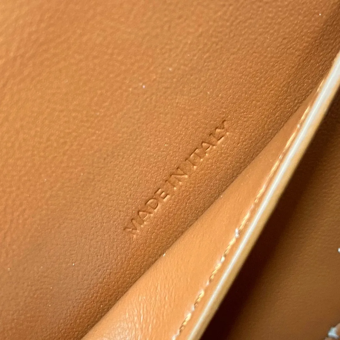 CEL*INE TaBou Clutch 2021 autumn and winter single product, it is easy to carry on the shoulder and shoulder. Don’t underestimate the capacity! Sufficient for daily storage: mobile phone, powder, lipstick, watch, nouveau riche: can hold 3 mobile phones and it’s OK~ Outer cowhide leather lining sheepskin Shoulder or hand carry Flap with decorative lock Snap button closure 1 main compartment 1 inner flat pocket Shoulder strap length (28 cm) Handle length (7.5 cm) No.: 101592 Tan Size: 18 X 8 X 5 cm