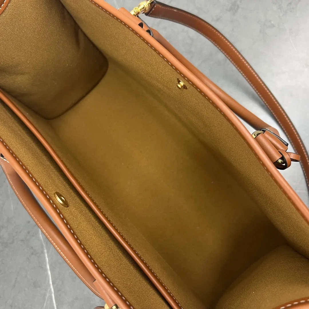 New products online 🅰️🅰️ CE has a new small tote, and the presbyopia tote is a practical large bag ~ The style is generous and practical and fashionable. The overall color of the presbyopia large bag of this size is darker and low-key, and the various combinations make commuting with details. Wear-resistant presbyopic material, not delicate and not easy to get dirty, and the handle has a good grip‼ ️ It is very light in weight and very convenient. This large-capacity bag is really suitable for office workers!  Capacity: It has a large capacity, so it is stress-free for daily commuting and going to work. It is also very suitable to be used as a luggage bag even for short-distance business trips‼ ️ Matching: versatile style, easy to hold in various styles, perfect for commuting‼ ️ Style number: 199742 Beige white brown Size: 34×12.5×23