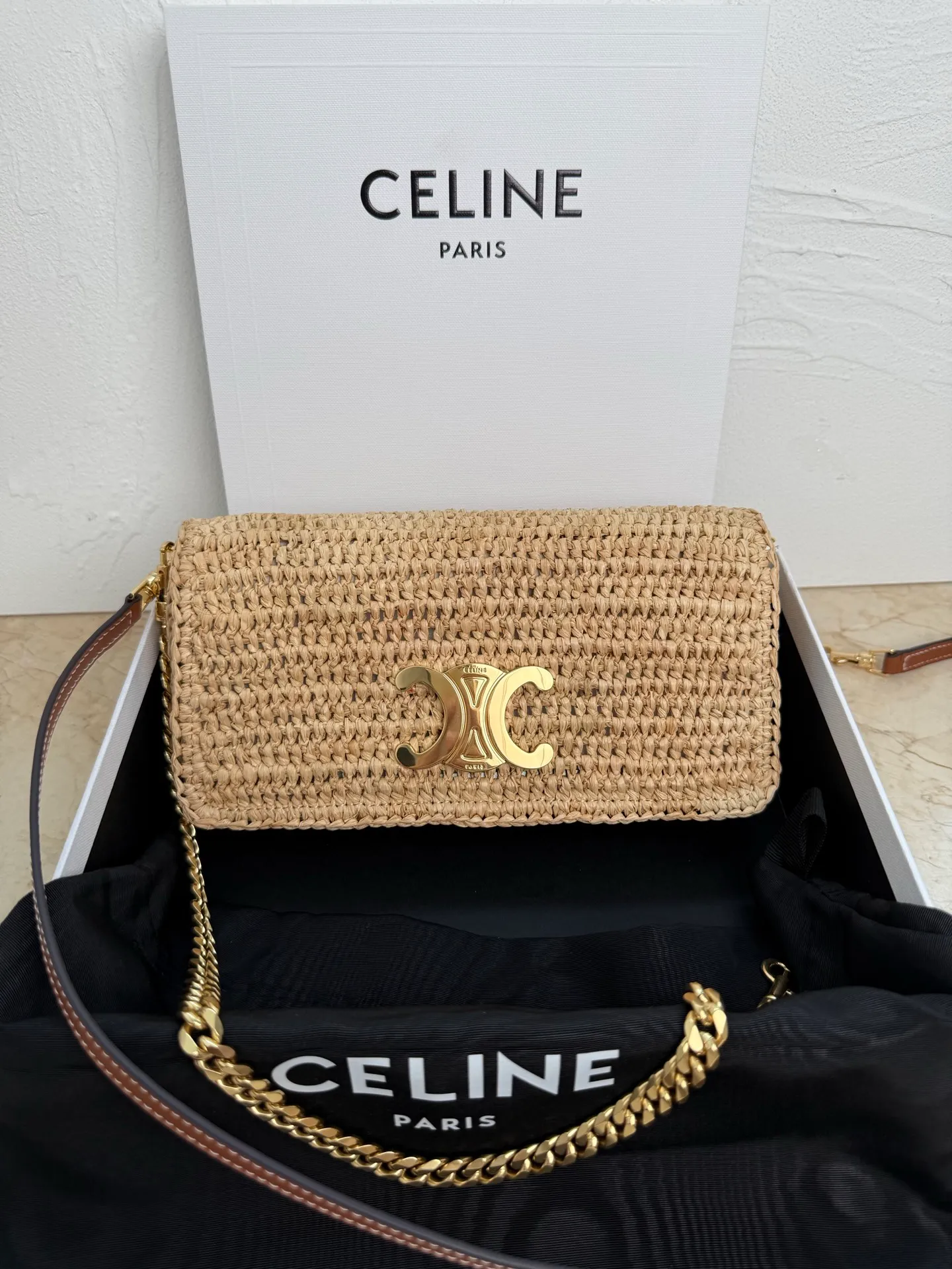 p1700 CELIN_E～New straw Multi Pochette Triomphe handbag 🆕New arrival! Brand new multi-purpose small bag👛Detachable short chain + long shoulder strap Multiple carrying methods~ Compact and exquisite ✨Perfect for any occasion🦋 TRIOMPHE CANVAS straw fabric and cow leather lining, hand-held, shoulder and cross-body, flap with decorative TRIOMPHE lock, snap closure, 1 main compartment, 1 flat pocket with detachable chain, length 24cm Removable and adjustable shoulder strap, minimum length 47cm, maximum length 51cm Dimensions: 20.5x11x4cm Model: 10L972