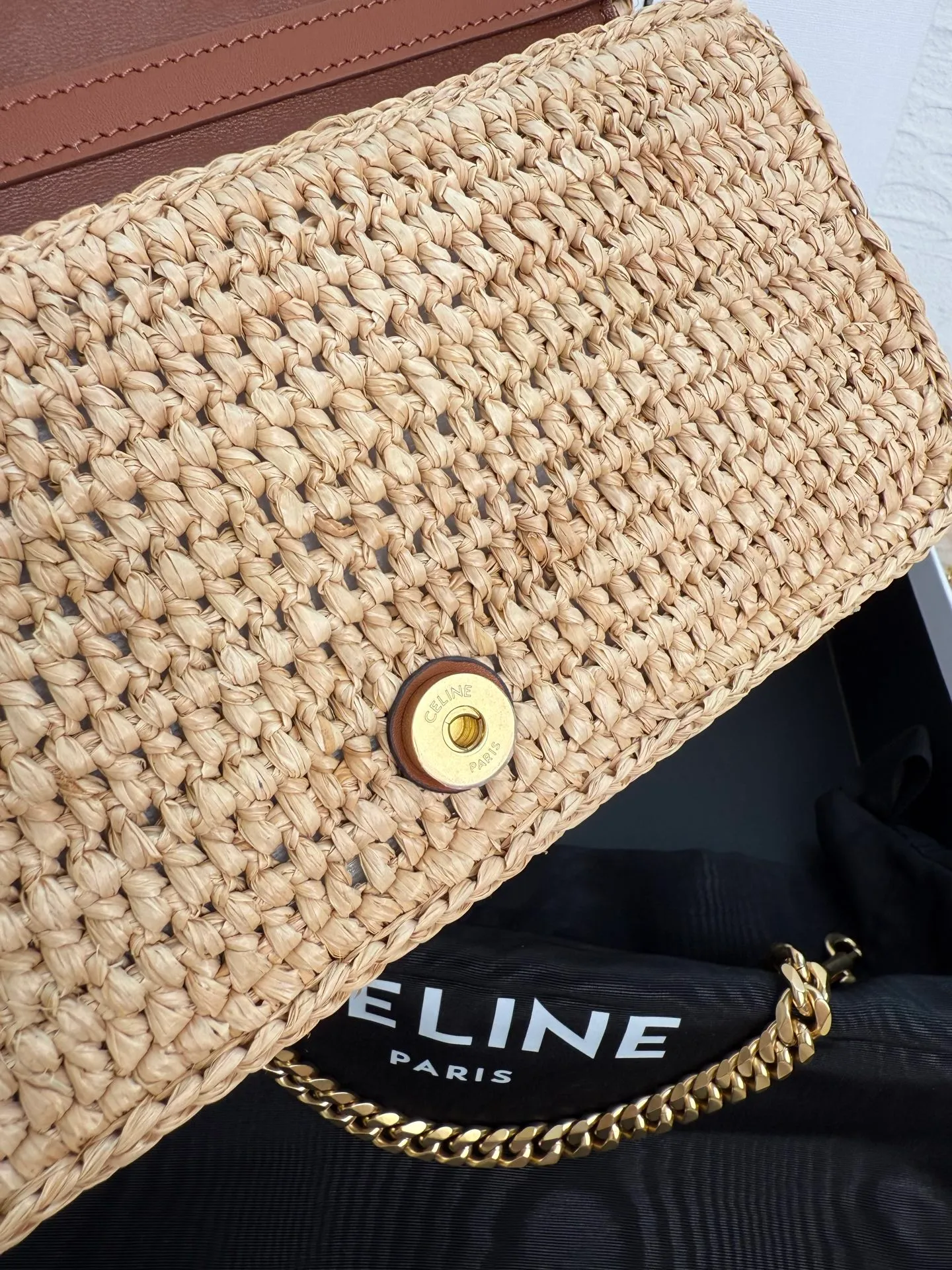 p1700 CELIN_E～New straw Multi Pochette Triomphe handbag 🆕New arrival! Brand new multi-purpose small bag👛Detachable short chain + long shoulder strap Multiple carrying methods~ Compact and exquisite ✨Perfect for any occasion🦋 TRIOMPHE CANVAS straw fabric and cow leather lining, hand-held, shoulder and cross-body, flap with decorative TRIOMPHE lock, snap closure, 1 main compartment, 1 flat pocket with detachable chain, length 24cm Removable and adjustable shoulder strap, minimum length 47cm, maximum length 51cm Dimensions: 20.5x11x4cm Model: 10L972