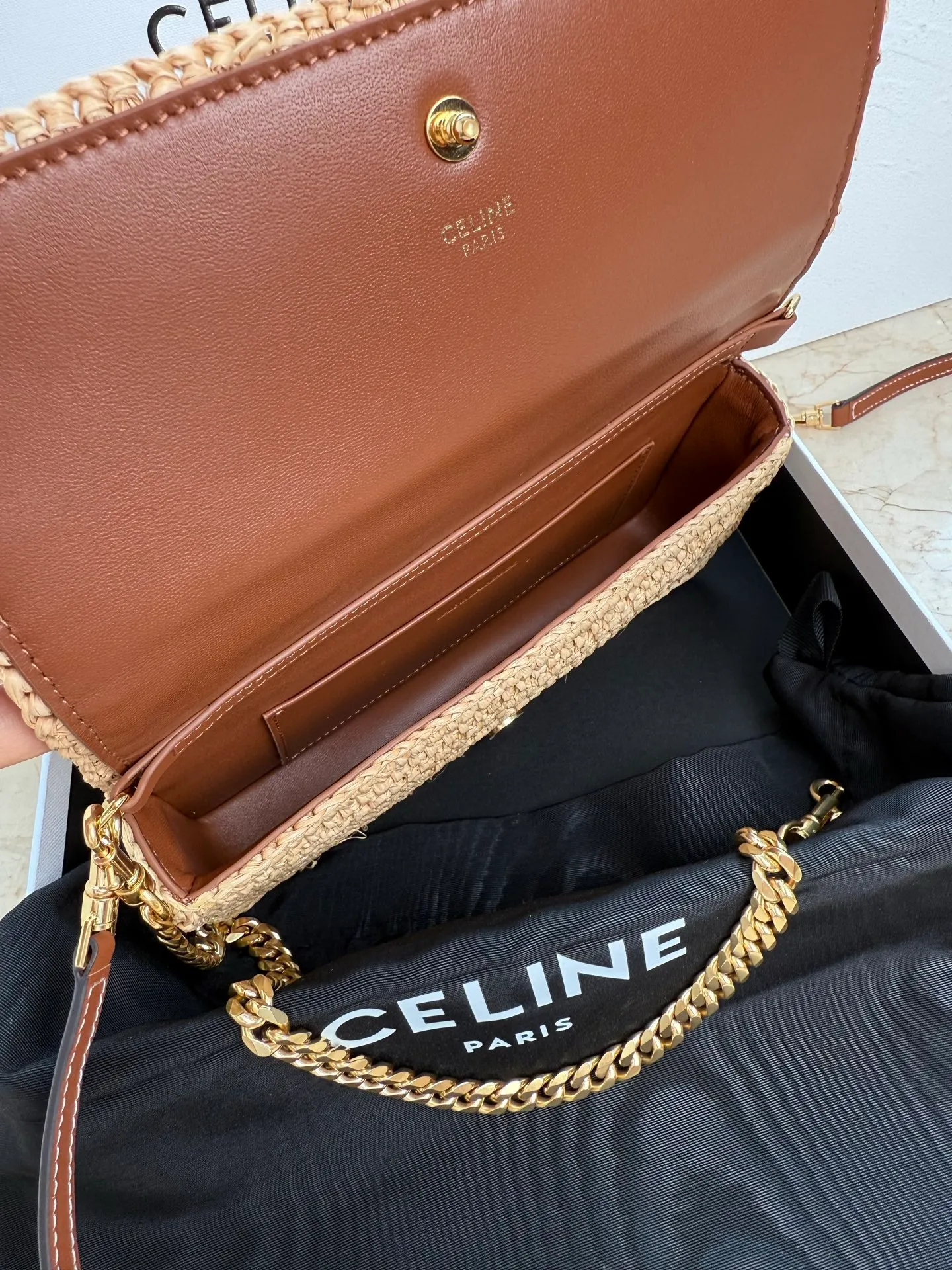 p1700 CELIN_E～New straw Multi Pochette Triomphe handbag 🆕New arrival! Brand new multi-purpose small bag👛Detachable short chain + long shoulder strap Multiple carrying methods~ Compact and exquisite ✨Perfect for any occasion🦋 TRIOMPHE CANVAS straw fabric and cow leather lining, hand-held, shoulder and cross-body, flap with decorative TRIOMPHE lock, snap closure, 1 main compartment, 1 flat pocket with detachable chain, length 24cm Removable and adjustable shoulder strap, minimum length 47cm, maximum length 51cm Dimensions: 20.5x11x4cm Model: 10L972