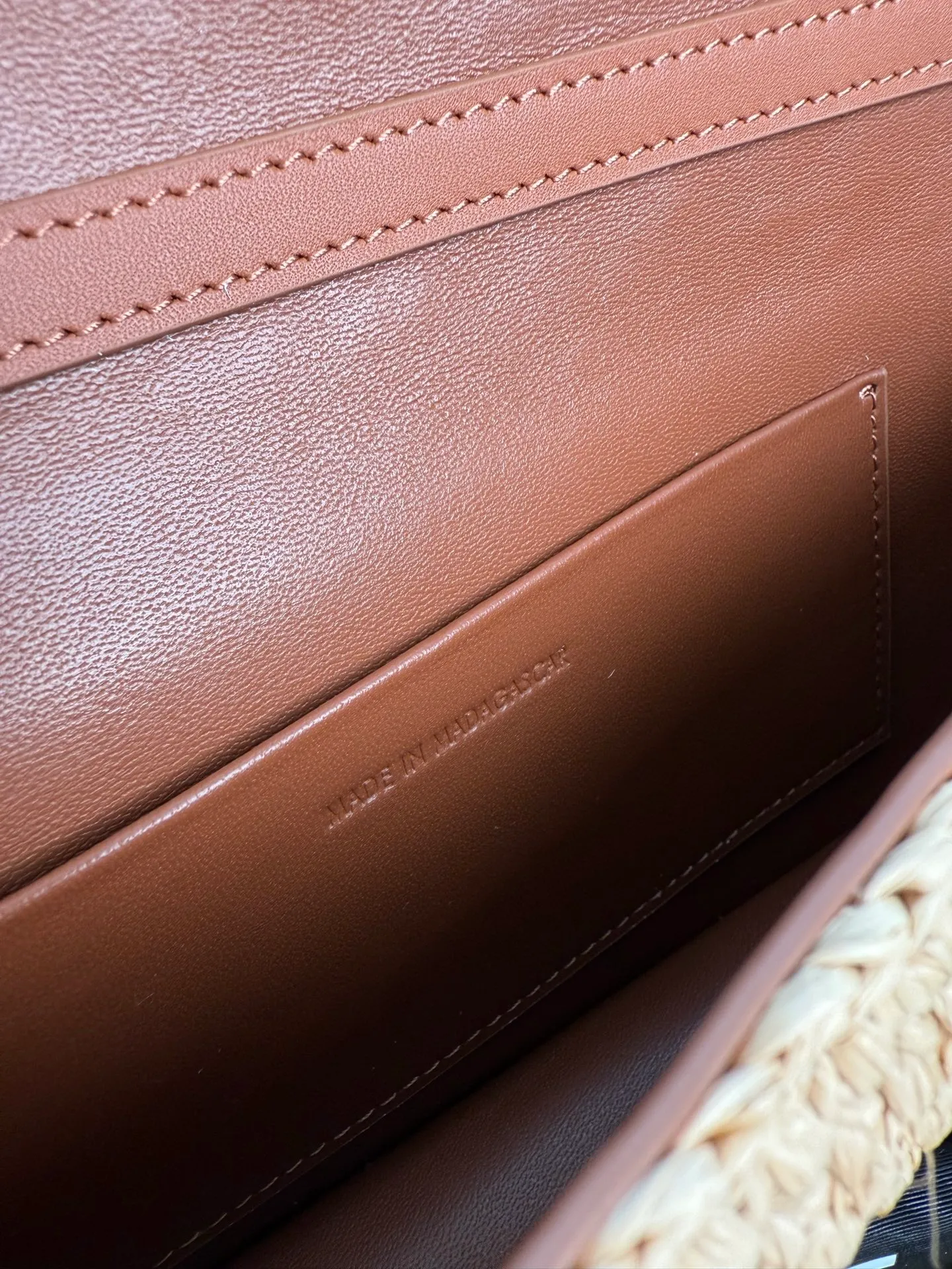 p1700 CELIN_E～New straw Multi Pochette Triomphe handbag 🆕New arrival! Brand new multi-purpose small bag👛Detachable short chain + long shoulder strap Multiple carrying methods~ Compact and exquisite ✨Perfect for any occasion🦋 TRIOMPHE CANVAS straw fabric and cow leather lining, hand-held, shoulder and cross-body, flap with decorative TRIOMPHE lock, snap closure, 1 main compartment, 1 flat pocket with detachable chain, length 24cm Removable and adjustable shoulder strap, minimum length 47cm, maximum length 51cm Dimensions: 20.5x11x4cm Model: 10L972