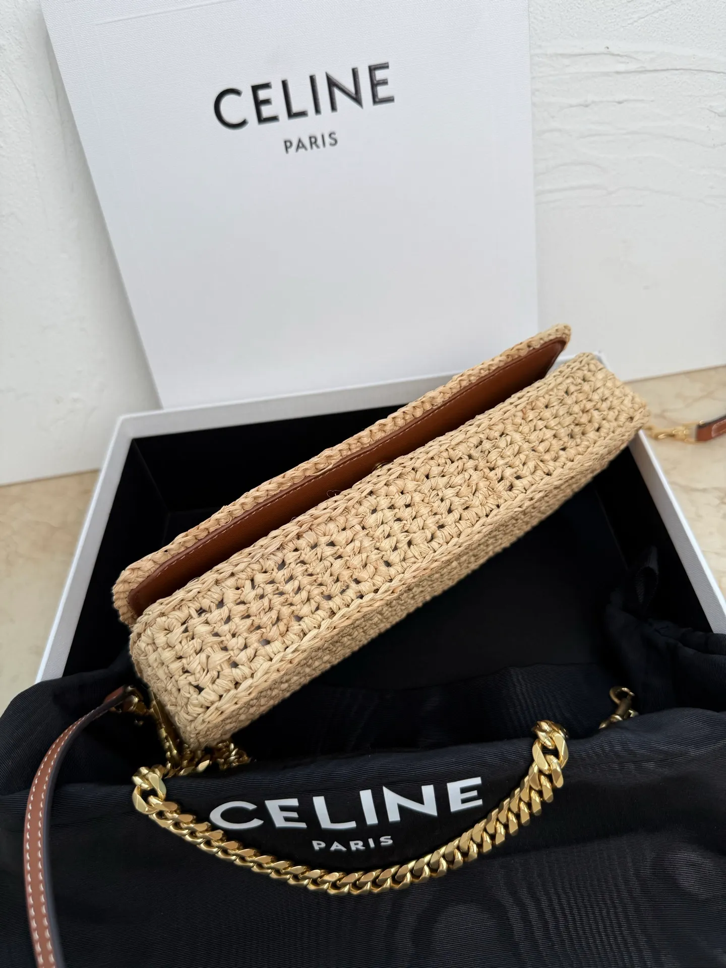 p1700 CELIN_E～New straw Multi Pochette Triomphe handbag 🆕New arrival! Brand new multi-purpose small bag👛Detachable short chain + long shoulder strap Multiple carrying methods~ Compact and exquisite ✨Perfect for any occasion🦋 TRIOMPHE CANVAS straw fabric and cow leather lining, hand-held, shoulder and cross-body, flap with decorative TRIOMPHE lock, snap closure, 1 main compartment, 1 flat pocket with detachable chain, length 24cm Removable and adjustable shoulder strap, minimum length 47cm, maximum length 51cm Dimensions: 20.5x11x4cm Model: 10L972