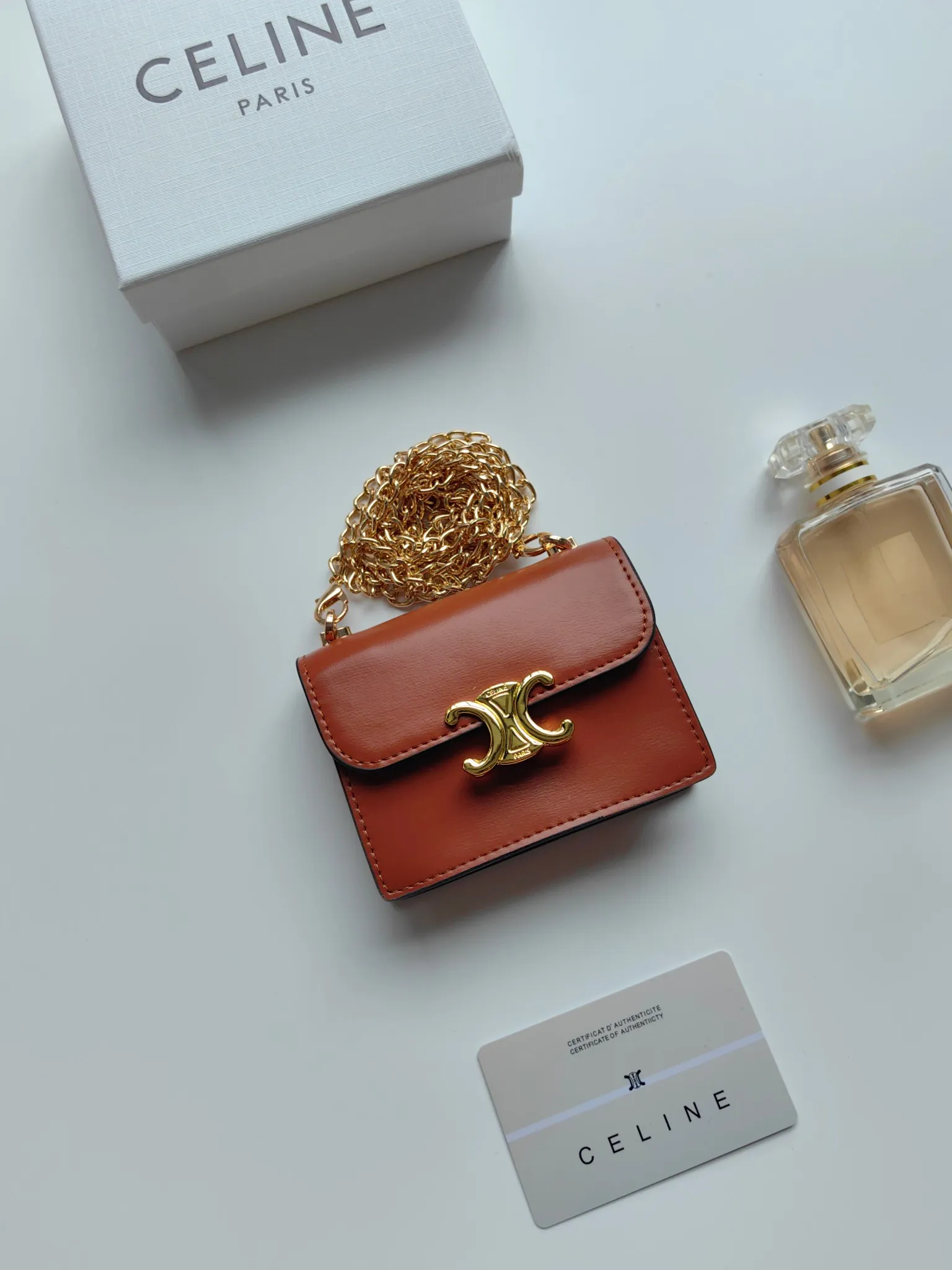 💰140 Celine's new chain TRIOMPHE business card bag, which can be worn cross-body, has a classic pattern with plain microfiber on the inside, gold-finished TRIOMPHE metal snap closure, 1 thickened main compartment, and 3 inner card slots. No.: 10N062 Size: 10.5x8.5x3 cm