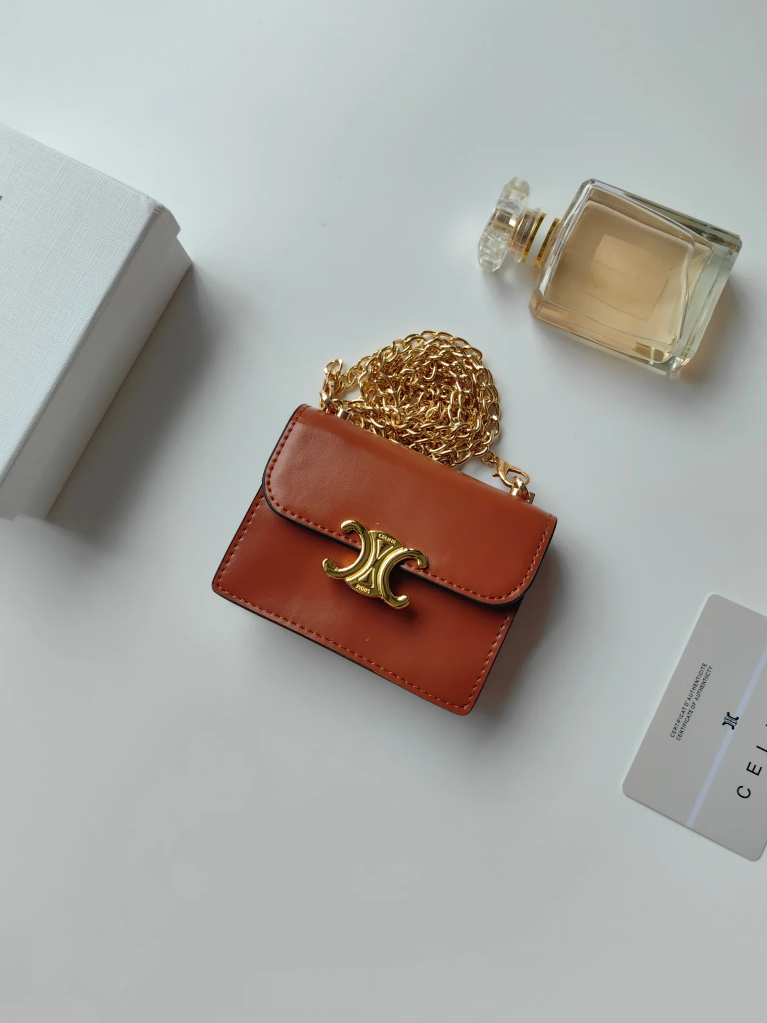 💰140 Celine's new chain TRIOMPHE business card bag, which can be worn cross-body, has a classic pattern with plain microfiber on the inside, gold-finished TRIOMPHE metal snap closure, 1 thickened main compartment, and 3 inner card slots. No.: 10N062 Size: 10.5x8.5x3 cm