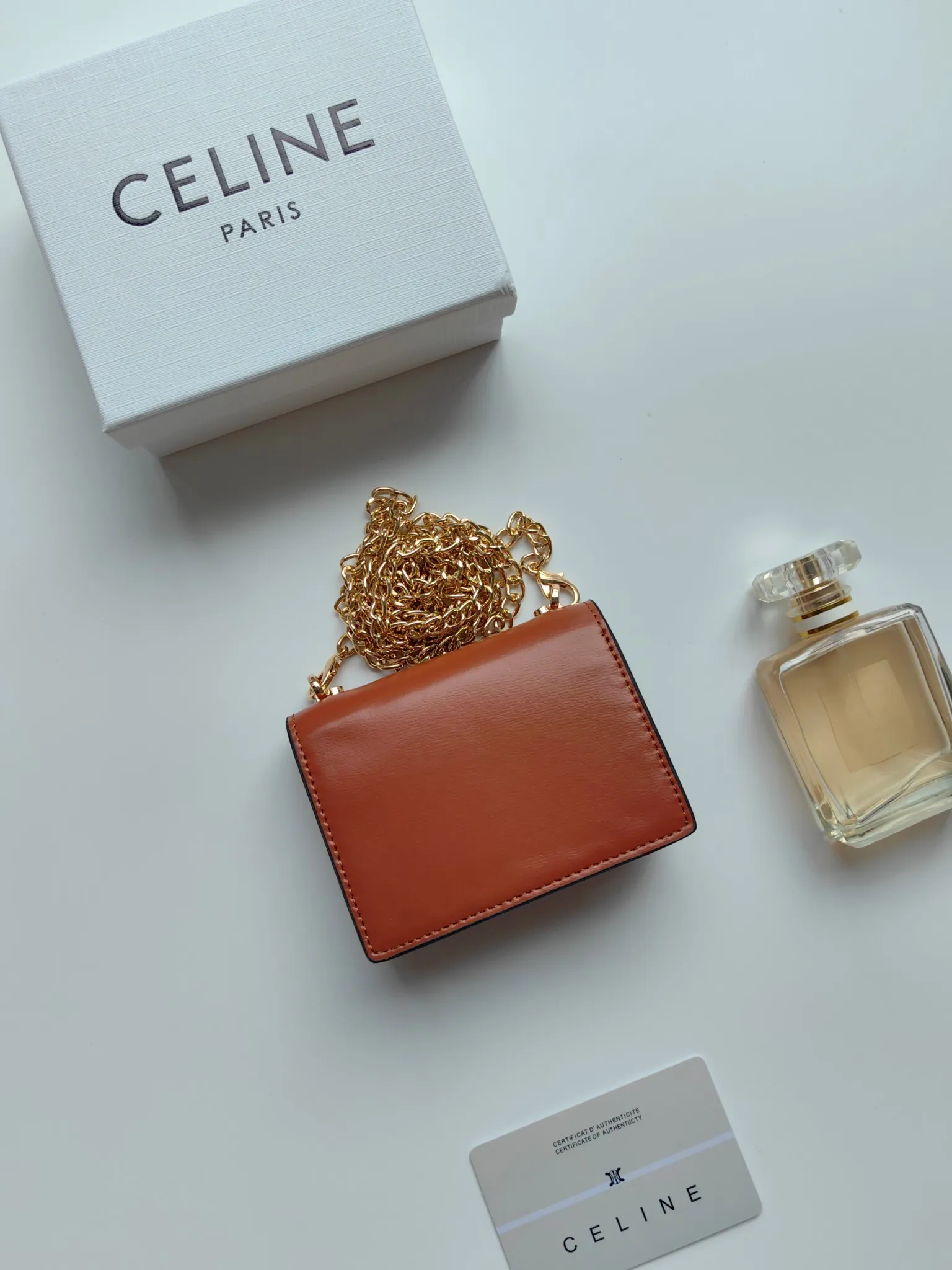 💰140 Celine's new chain TRIOMPHE business card bag, which can be worn cross-body, has a classic pattern with plain microfiber on the inside, gold-finished TRIOMPHE metal snap closure, 1 thickened main compartment, and 3 inner card slots. No.: 10N062 Size: 10.5x8.5x3 cm