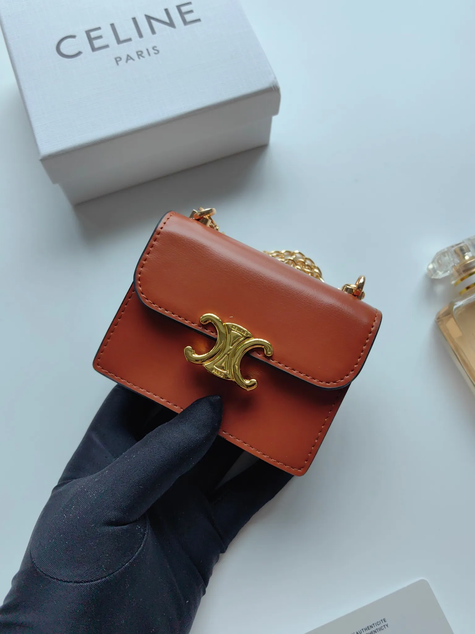 💰140 Celine's new chain TRIOMPHE business card bag, which can be worn cross-body, has a classic pattern with plain microfiber on the inside, gold-finished TRIOMPHE metal snap closure, 1 thickened main compartment, and 3 inner card slots. No.: 10N062 Size: 10.5x8.5x3 cm