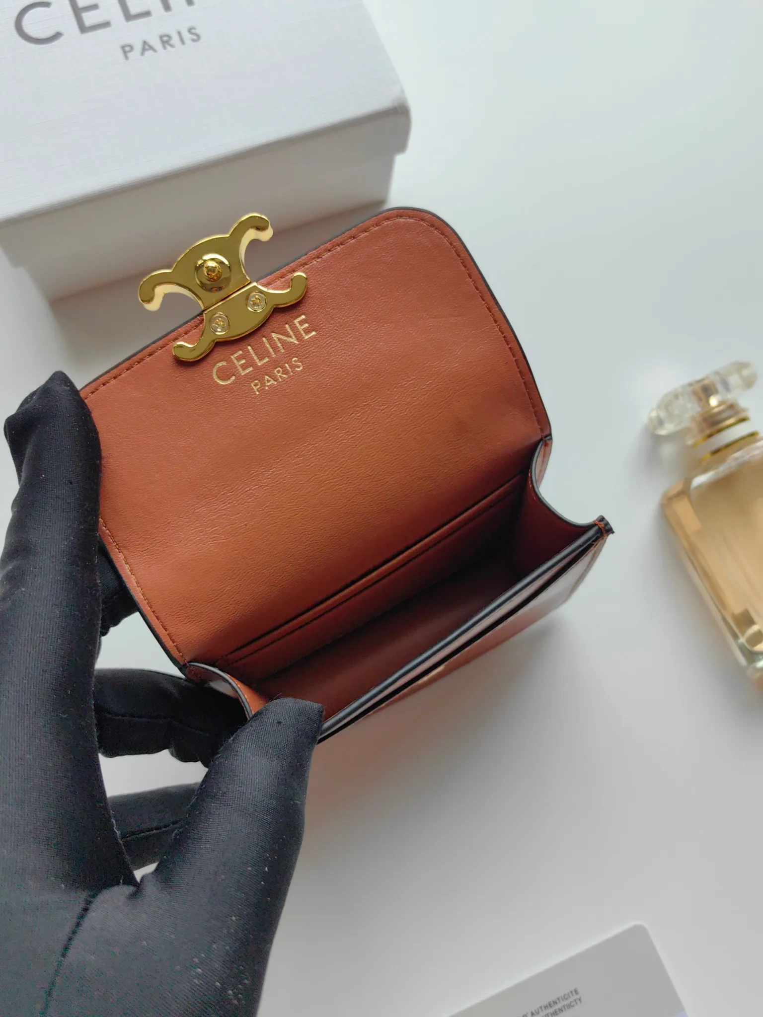 💰140 Celine's new chain TRIOMPHE business card bag, which can be worn cross-body, has a classic pattern with plain microfiber on the inside, gold-finished TRIOMPHE metal snap closure, 1 thickened main compartment, and 3 inner card slots. No.: 10N062 Size: 10.5x8.5x3 cm