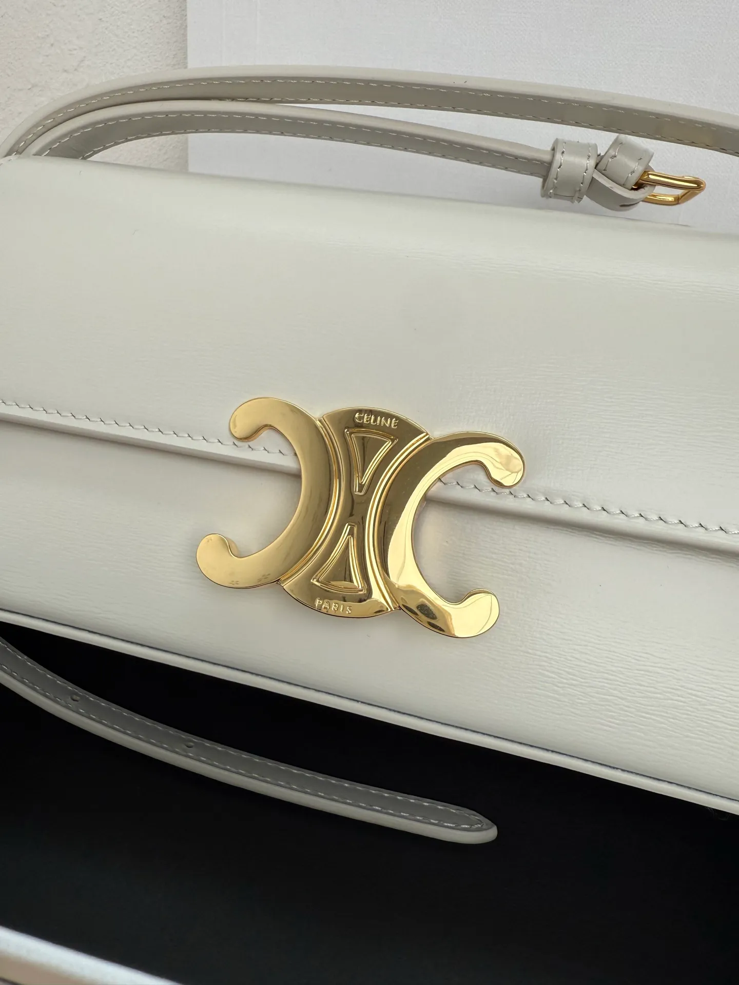 p1400 New TRIOMPHE classic shiny cow leather shoulder bag cow leather sheepskin lining TRIOMPHE metal lock buckle one inner flat pocket adjustable shoulder strap minimum length 21 cm maximum length 25 cm (the biggest difference between this model and the classic model 194142 is the design of the bottom. This model has a wider bottom and is triangular in shape, doubling the capacity) Model: 120553 Size: 24*8*11.5