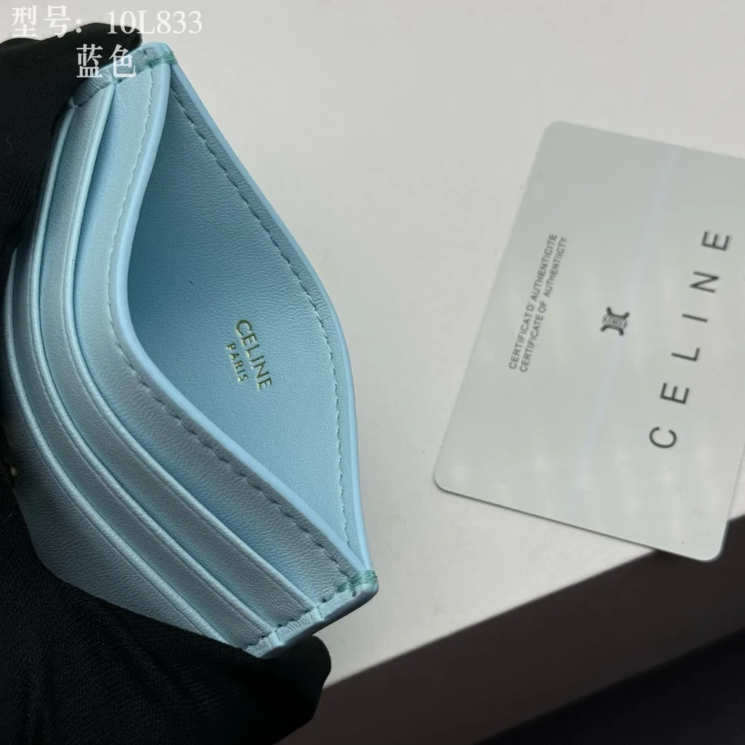 💰90 💎Top quality high version calf leather 💌 𝗖𝗘𝗟𝗜𝗡𝗘 | 𝗧𝗥𝗜𝗢𝗠𝗣𝗛𝗘 Arc de Triomphe small card holder 〰️ Celine's new embossed logo card holder, made of first-layer cowhide, two card slots + one middle pocket. Style number: 10L833 Size: 10.5×7cm
