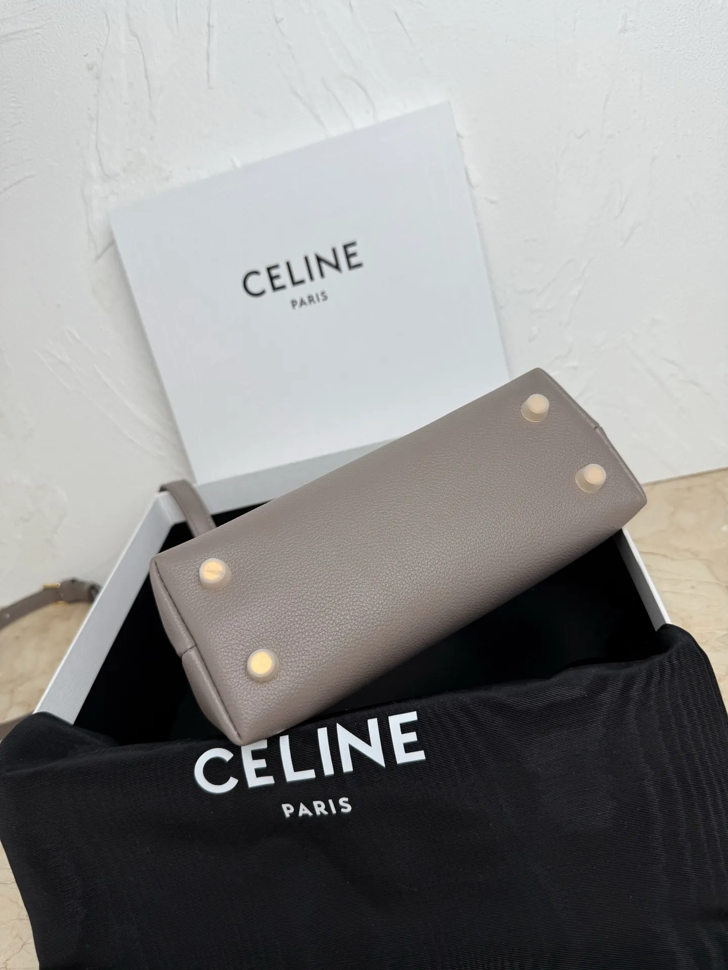 p1500 New product launched 🅰️🅰️CE Arc de Triomphe kelly handbag 👜 New Arc de Triomphe storage bag full of high-end feel! Simple and exquisite outline, whether it is calm black, low-key brown, classic presbyopia color scheme, etc... all exude an unparalleled sense of luxury ❤️ The lines of kelly's classic shape are simple and elegant, without unnecessary decoration, showing the aesthetic charm🫶🏻 Style number: 118113 Size: 20.5x13x8 (with original packaging)