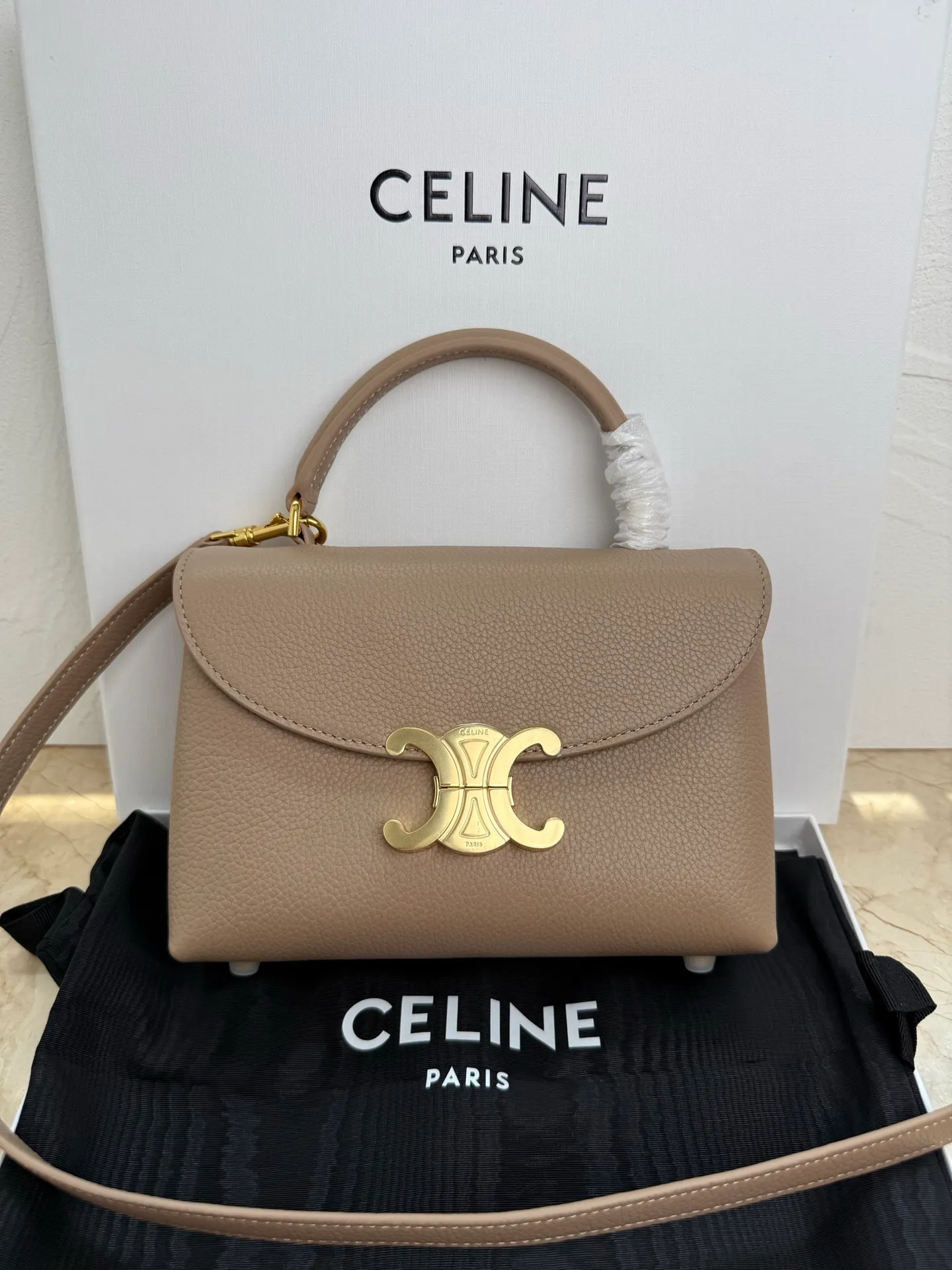 p1500 New product launched 🅰️🅰️CE Arc de Triomphe kelly handbag 👜 New Arc de Triomphe storage bag full of high-end feel! Simple and exquisite outline, whether it is calm black, low-key brown, classic presbyopia color scheme, etc... all exude an unparalleled sense of luxury ❤️ The lines of kelly's classic shape are simple and elegant, without unnecessary decoration, showing the aesthetic charm🫶🏻 Style number: 118113 Size: 20.5x13x8 (with original packaging)