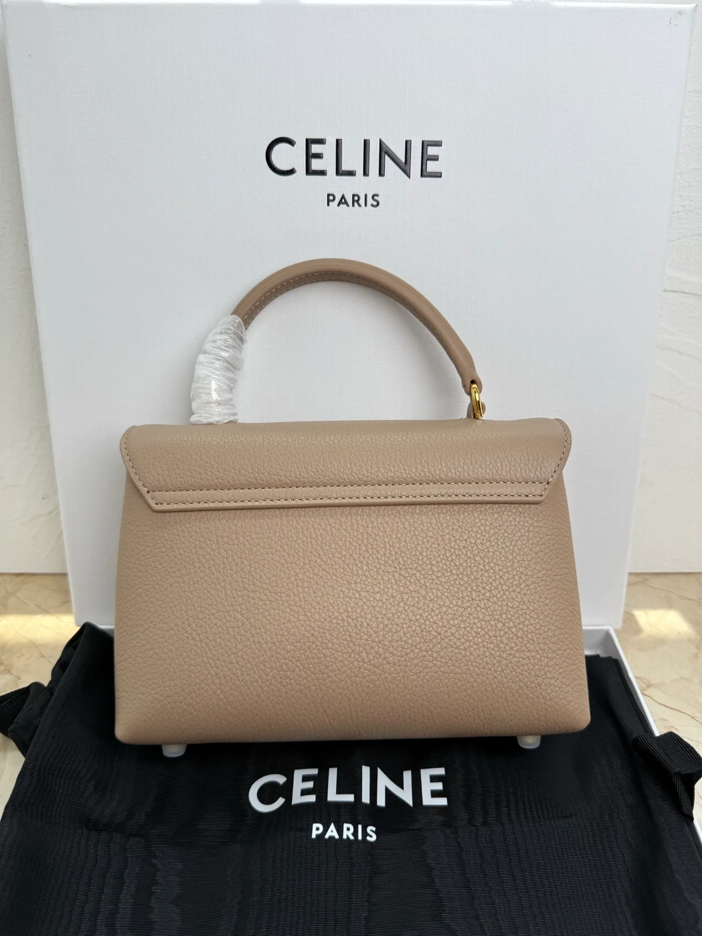 p1500 New product launched 🅰️🅰️CE Arc de Triomphe kelly handbag 👜 New Arc de Triomphe storage bag full of high-end feel! Simple and exquisite outline, whether it is calm black, low-key brown, classic presbyopia color scheme, etc... all exude an unparalleled sense of luxury ❤️ The lines of kelly's classic shape are simple and elegant, without unnecessary decoration, showing the aesthetic charm🫶🏻 Style number: 118113 Size: 20.5x13x8 (with original packaging)