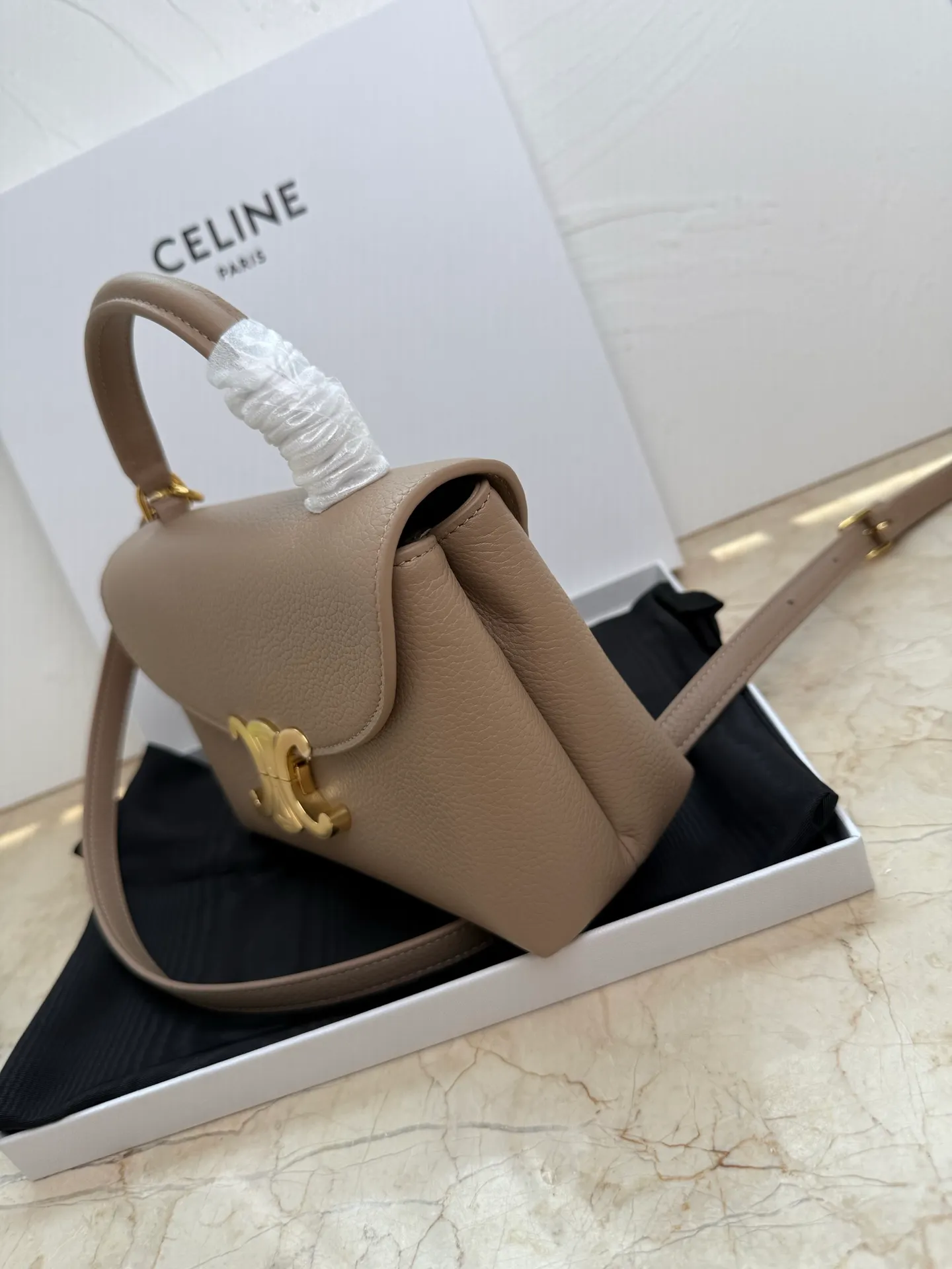 p1500 New product launched 🅰️🅰️CE Arc de Triomphe kelly handbag 👜 New Arc de Triomphe storage bag full of high-end feel! Simple and exquisite outline, whether it is calm black, low-key brown, classic presbyopia color scheme, etc... all exude an unparalleled sense of luxury ❤️ The lines of kelly's classic shape are simple and elegant, without unnecessary decoration, showing the aesthetic charm🫶🏻 Style number: 118113 Size: 20.5x13x8 (with original packaging)